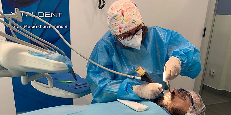 Tractament d'higiene dental avançada a Vitaldent Sant Cugat. FOTO: Cedida