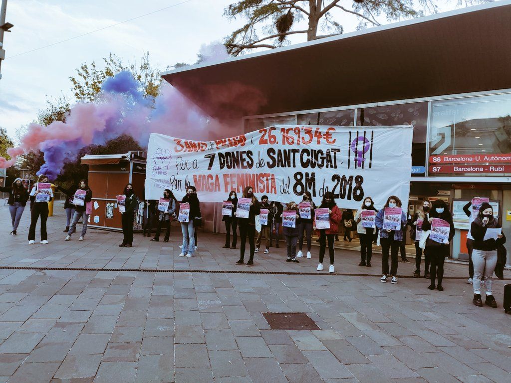 Protesta de 8 Mil Motius davant l'estació de Ferrocarrils de la Generalitat de Catalunya. FOTO: @8MilMotius
