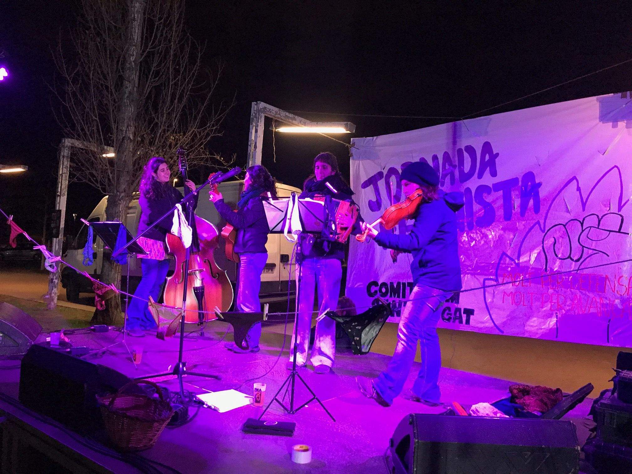 La Jornada Feminista ha comptat amb la música de Calcetes Tradis. FOTO: TOT Sant Cugat