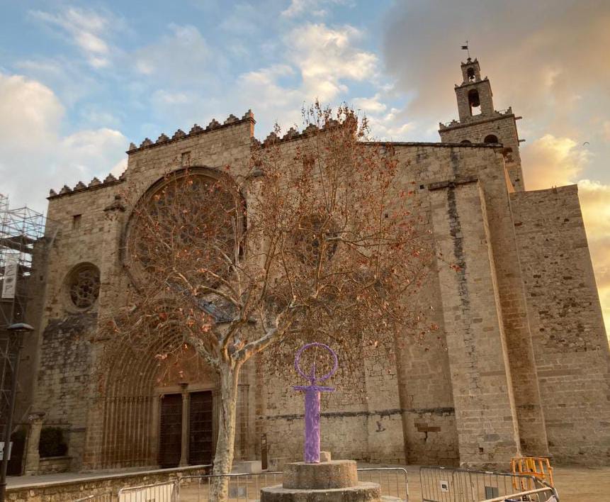 El símbol de la dona a la Creu del Terme del Monestir FOTO: @comite8Mstc
