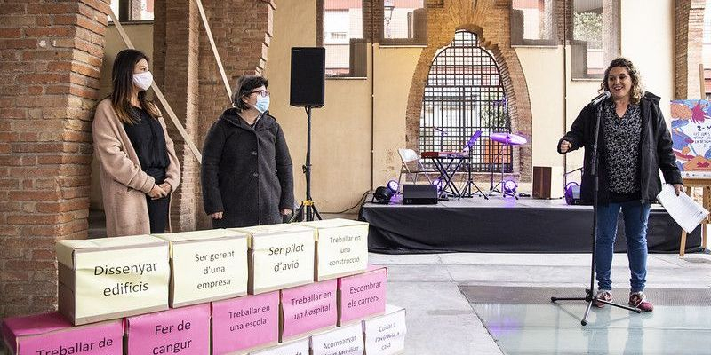 Núria Gibert ha explicat l'acte simbòlic a l'acte del Dia de la Dona per visibilitzar que les feines domèstiques que fan les dones són fonamentals a la societat.  FOTO: Lali Puig