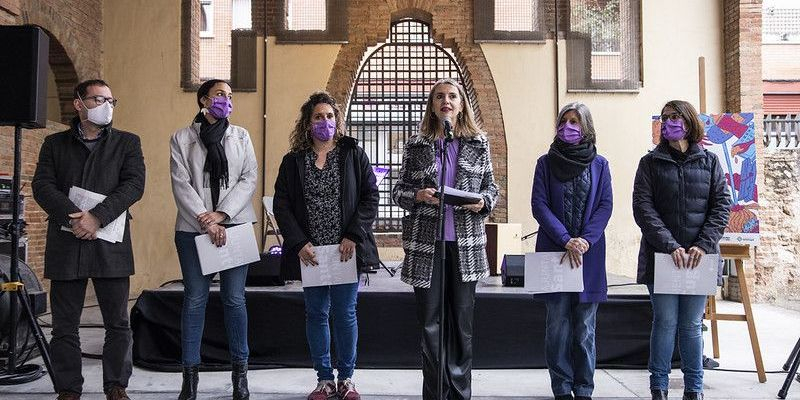 Representants del Ple a la lectura del manifest institucional del Dia de la dona a Sant Cugat. FOTO: Lali Puig