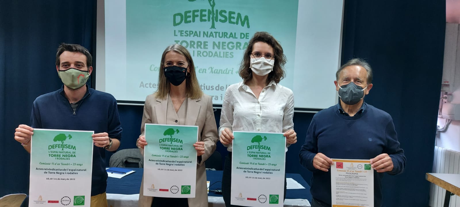 Desquerra a dreta, Jordi Pascual, Mireia Ingla, Alba Gordó i Joan Bel, amb el cartell de promoció dels actes reivindicatius de l'espai natural de Torre Negra i rodalia de Sant Cugat. FOTO: JLS