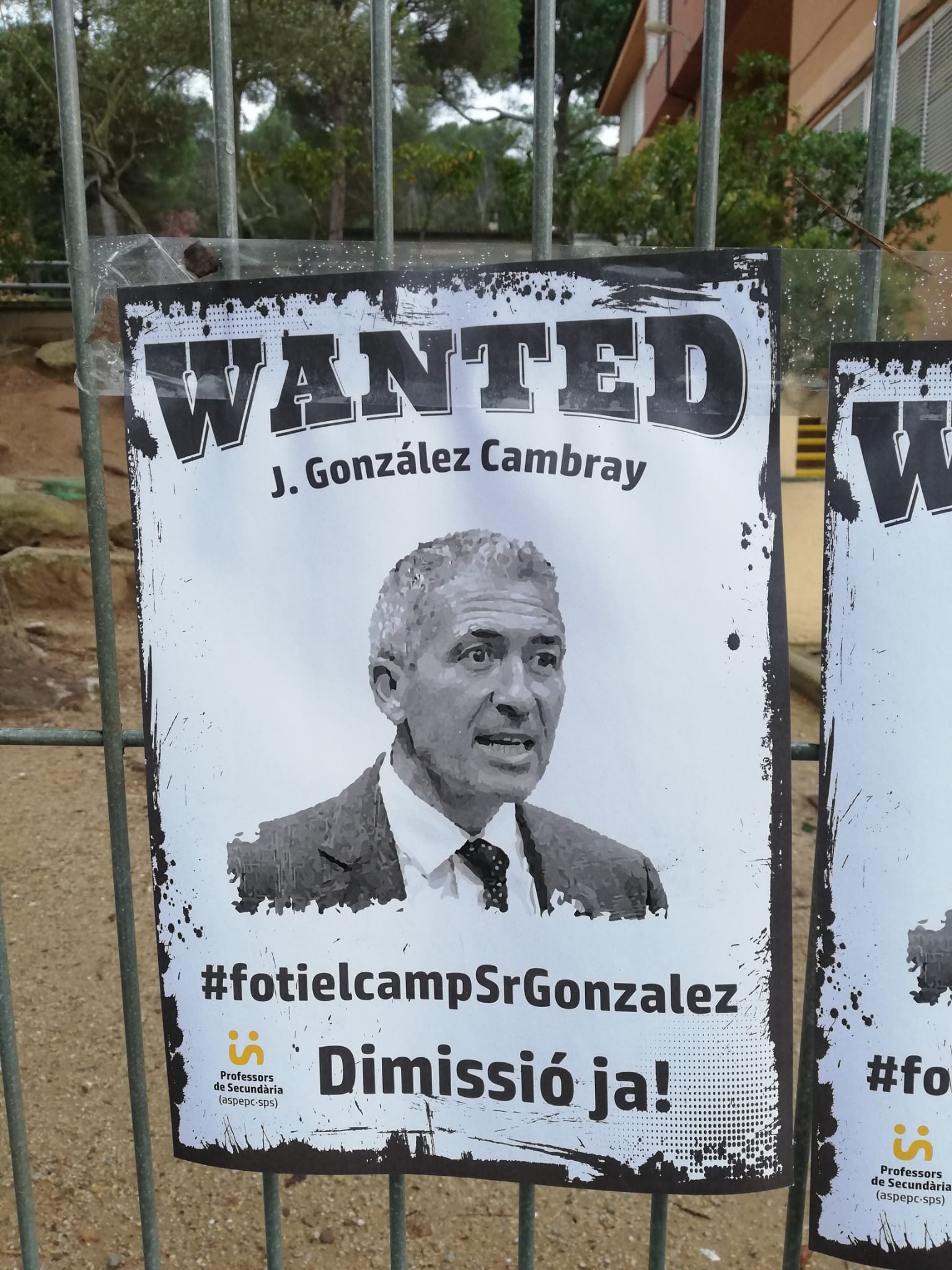 Cartells crític contra la gestió del conseller d'Educació, Josep Gonzàlez-Cambray. FOTO: Cedida