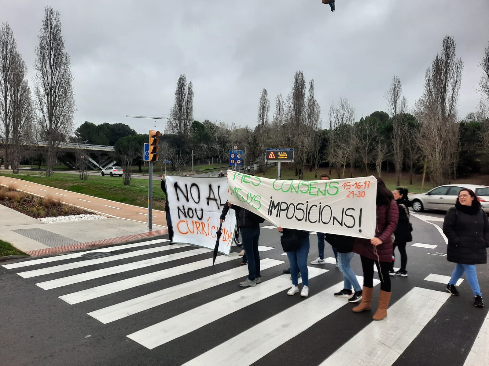 Concentració dimarts 15 de març, primer dia de la vaga d'ensenyament FOTO: B. Bella 