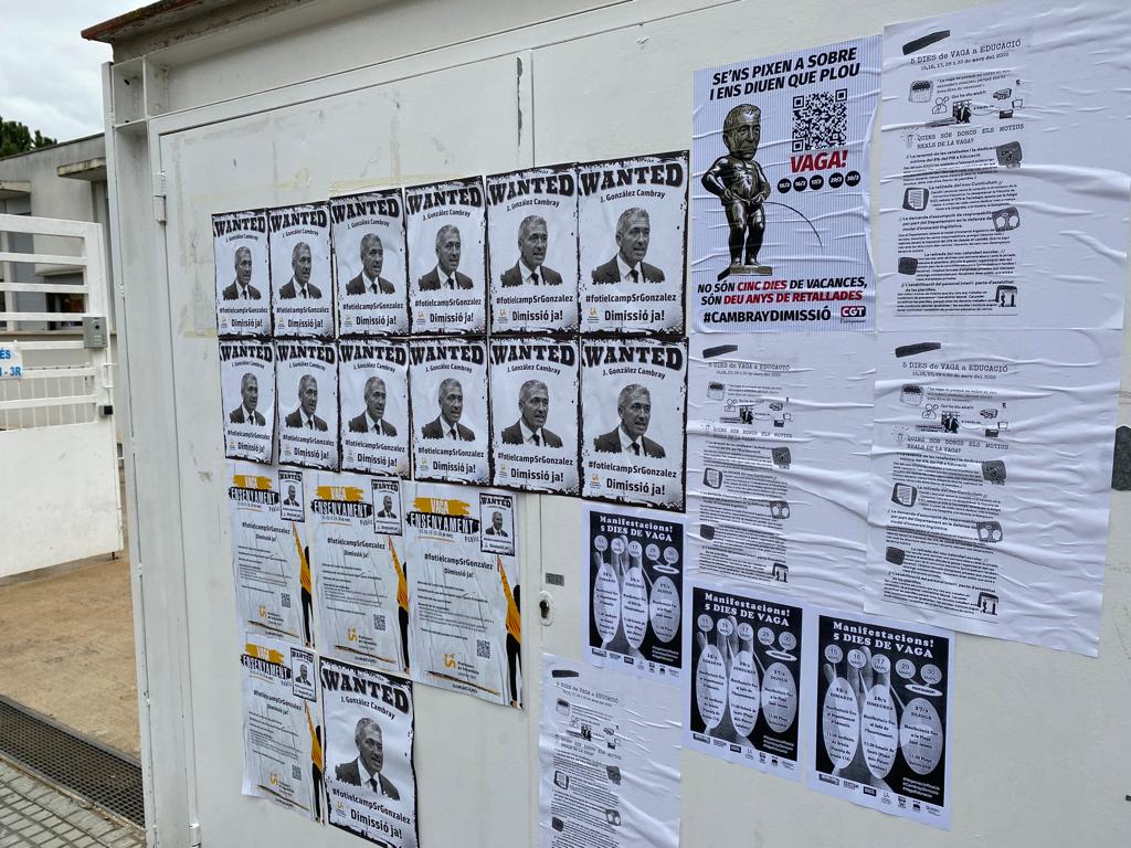 Cartells a favor de la vaga als centres de Sant Cugat FOTO: Cedida