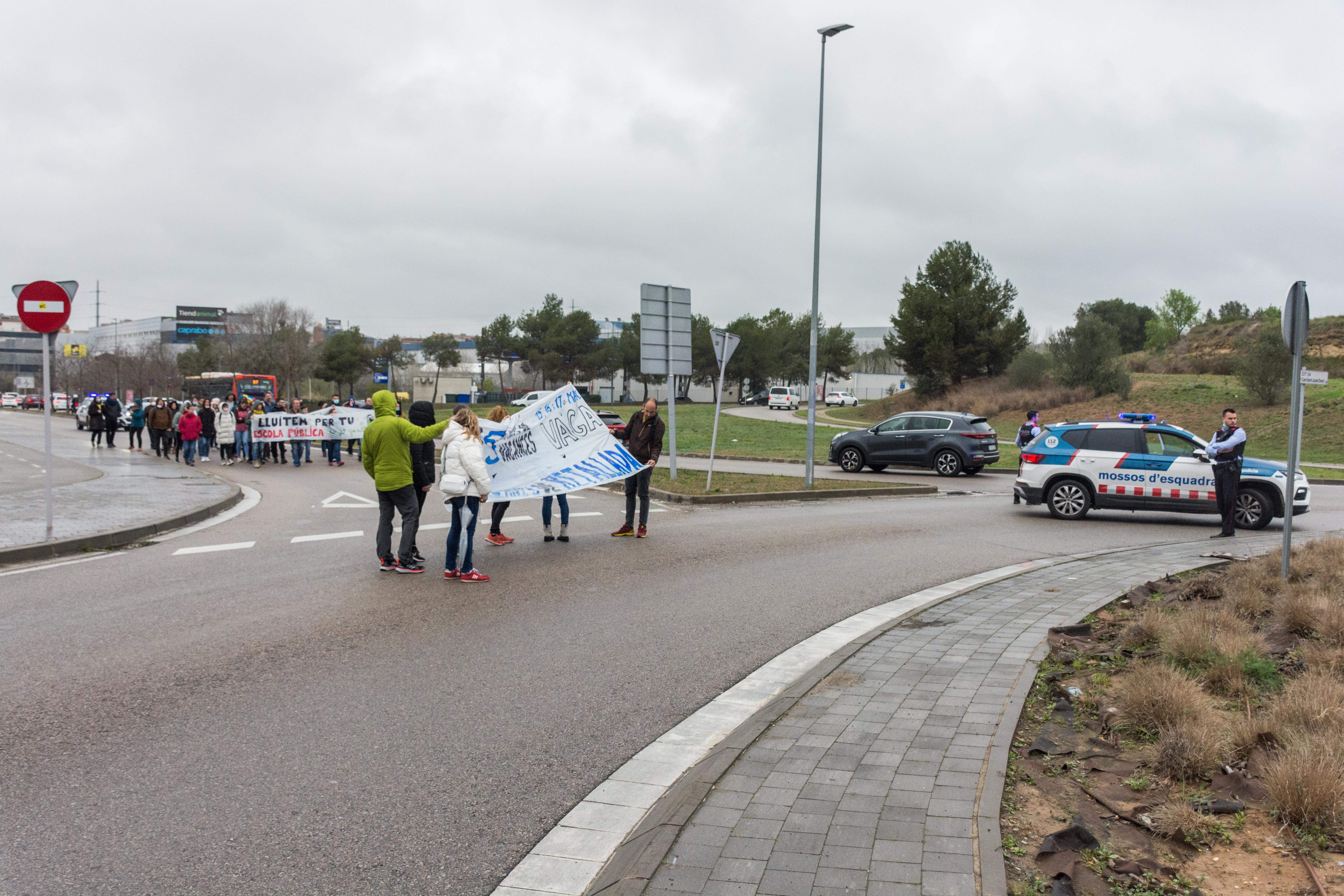 Un centenar de persones es manifesten entre Sant Cugat i Rubí FOTO: Carmelo Jiménez
