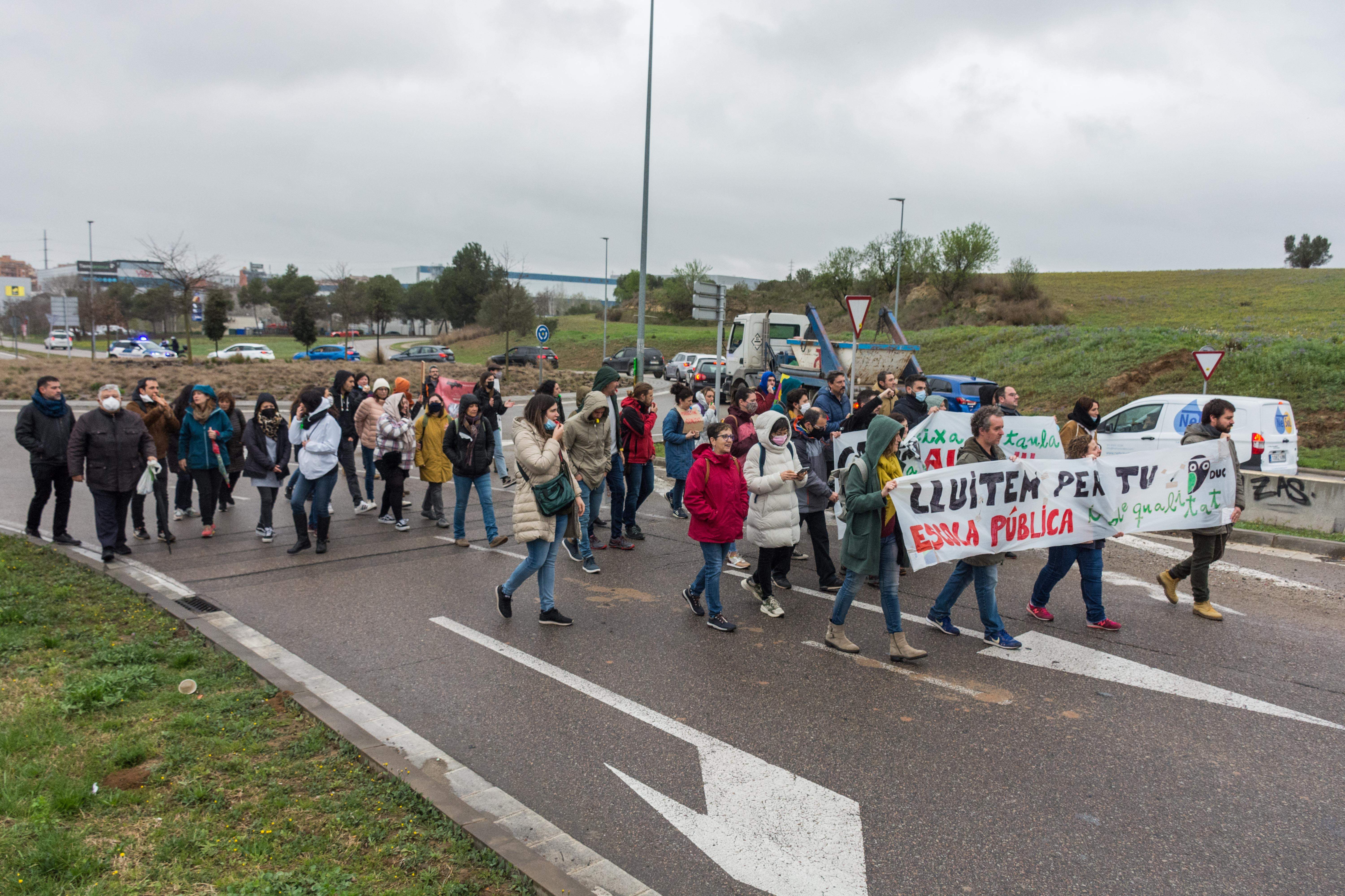 Un centenar de persones es manifesten entre Sant Cugat i Rubí FOTO: Carmelo Jiménez