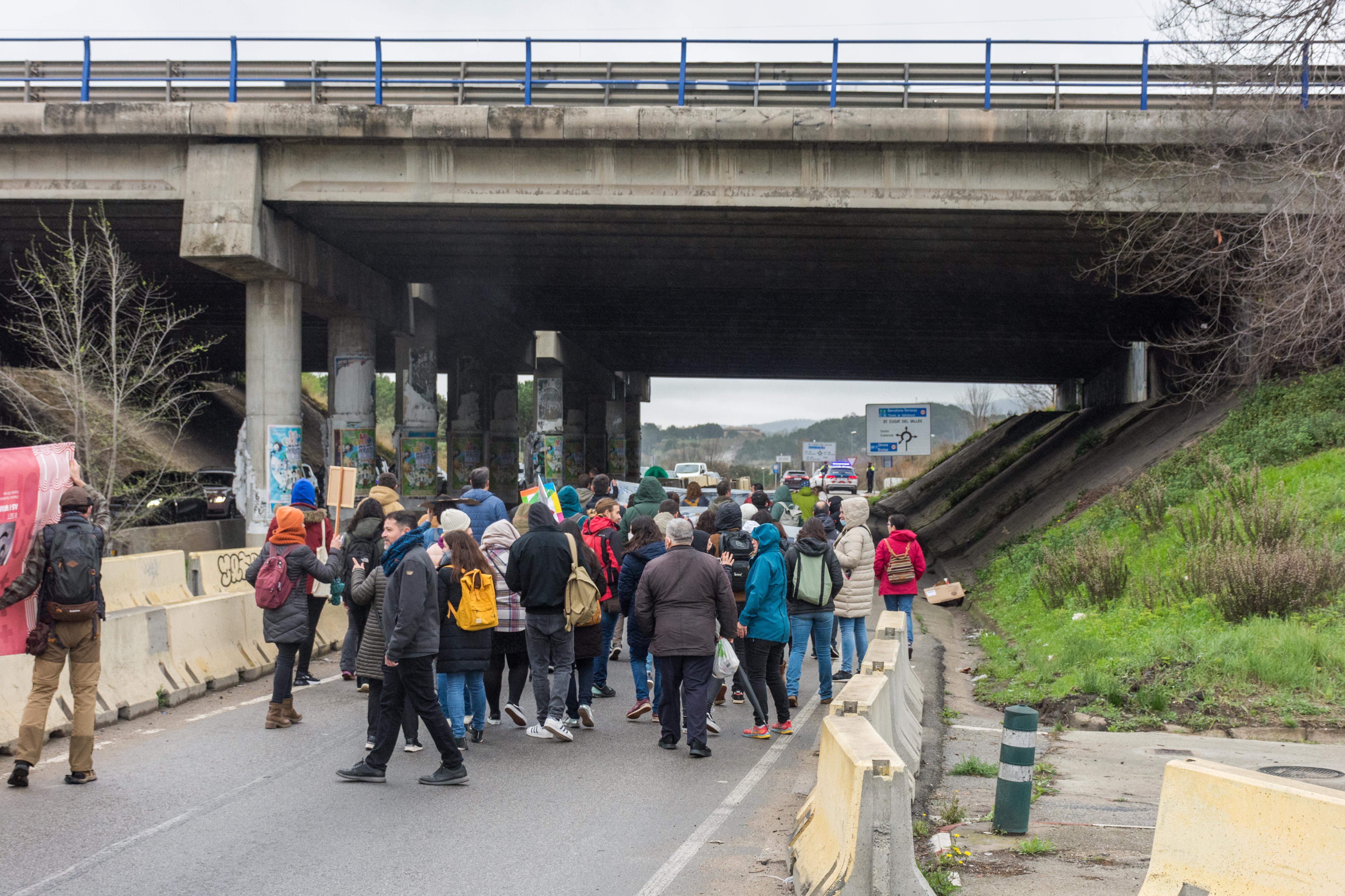  Un centenar de persones es manifesten entre Sant Cugat i Rubí FOTO: Carmelo Jiménez