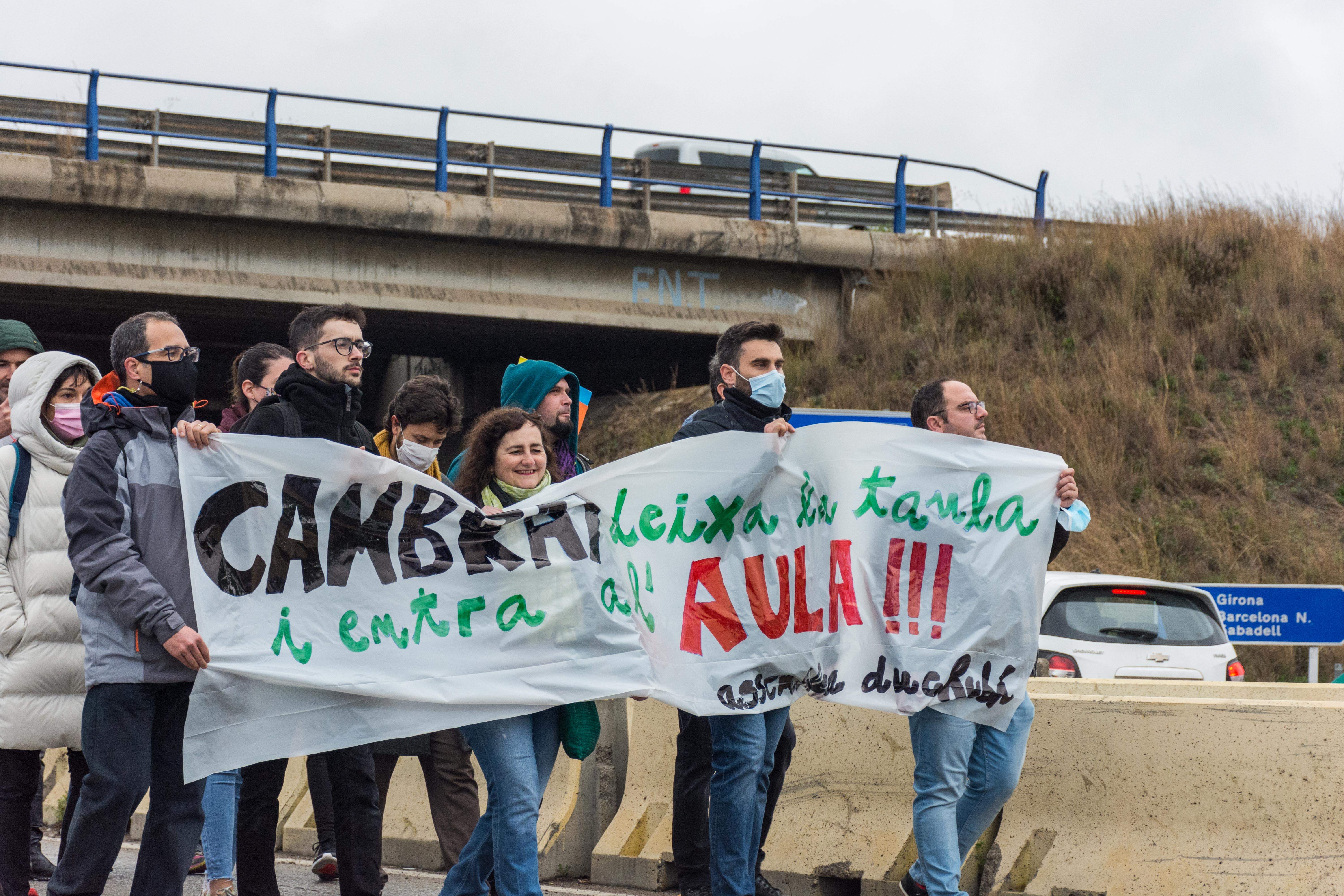 Un centenar de persones es manifesten entre Sant Cugat i Rubí FOTO: Carmelo Jiménez