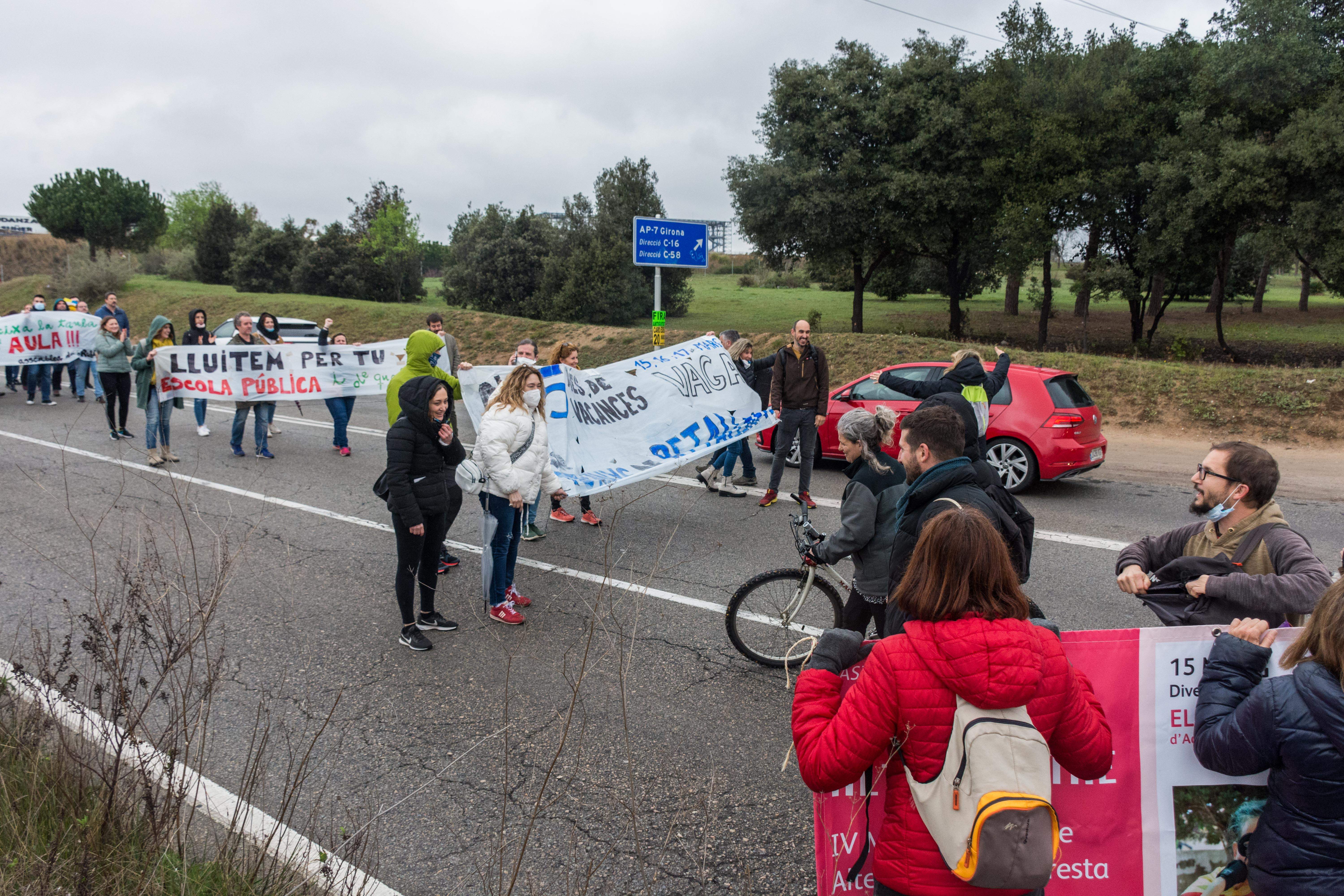 Un centenar de persones es manifesten entre Sant Cugat i Rubí FOTO: Carmelo Jiménez