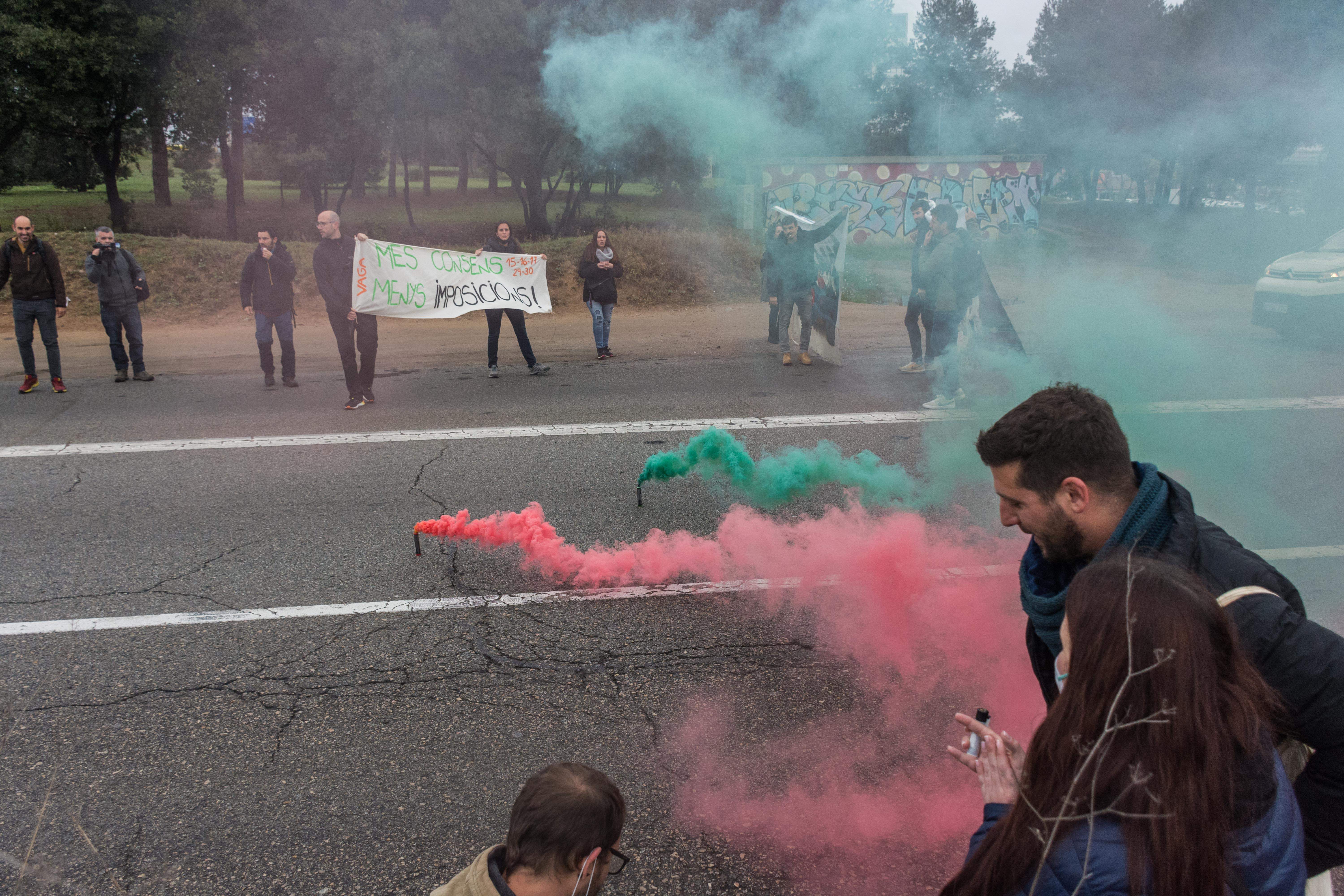Un centenar de persones es manifesten entre Sant Cugat i Rubí FOTO: Carmelo Jiménez