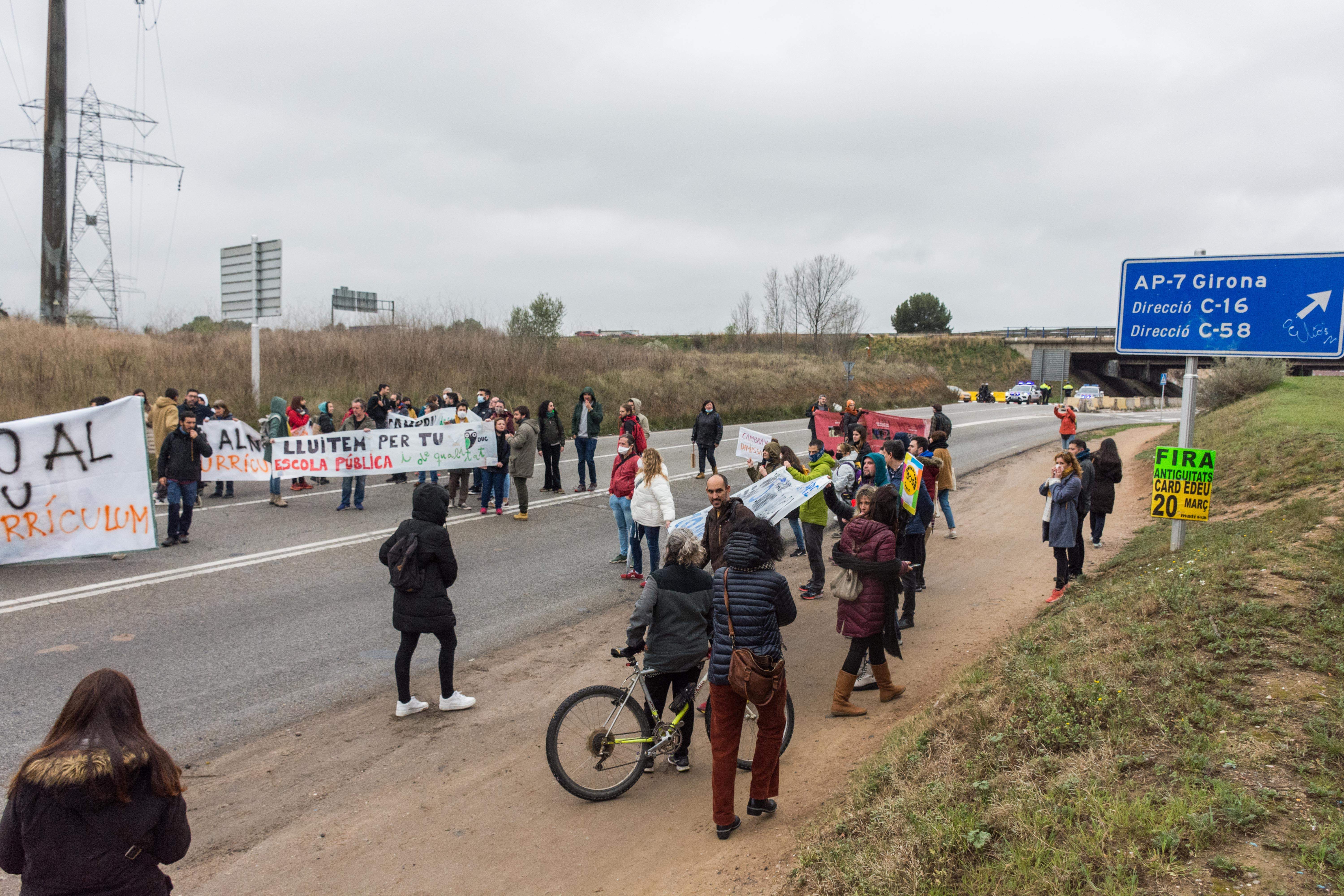 Un centenar de persones es manifesten entre Sant Cugat i Rubí FOTO: Carmelo Jiménez