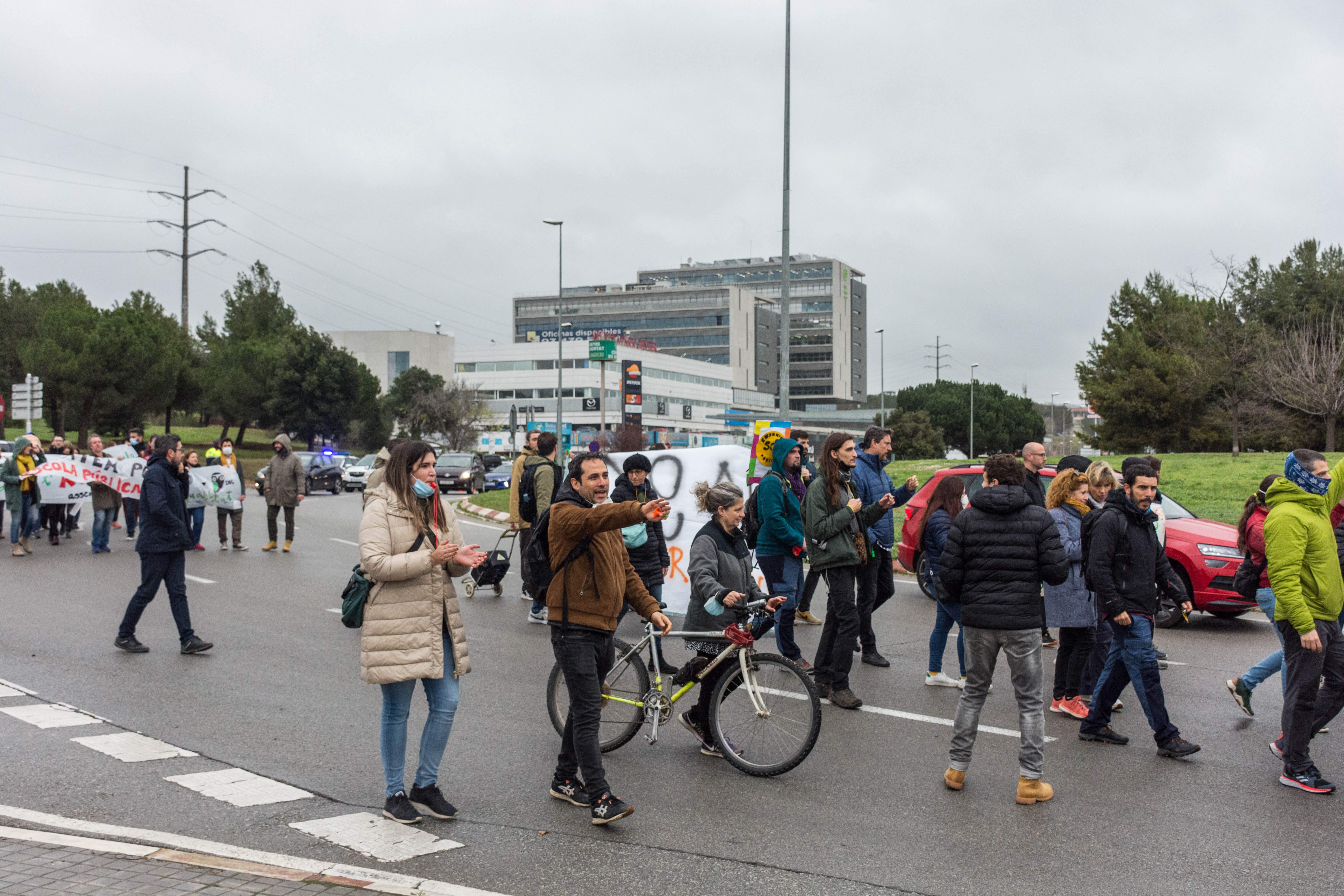 Un centenar de persones es manifesten entre Sant Cugat i Rubí FOTO: Carmelo Jiménez