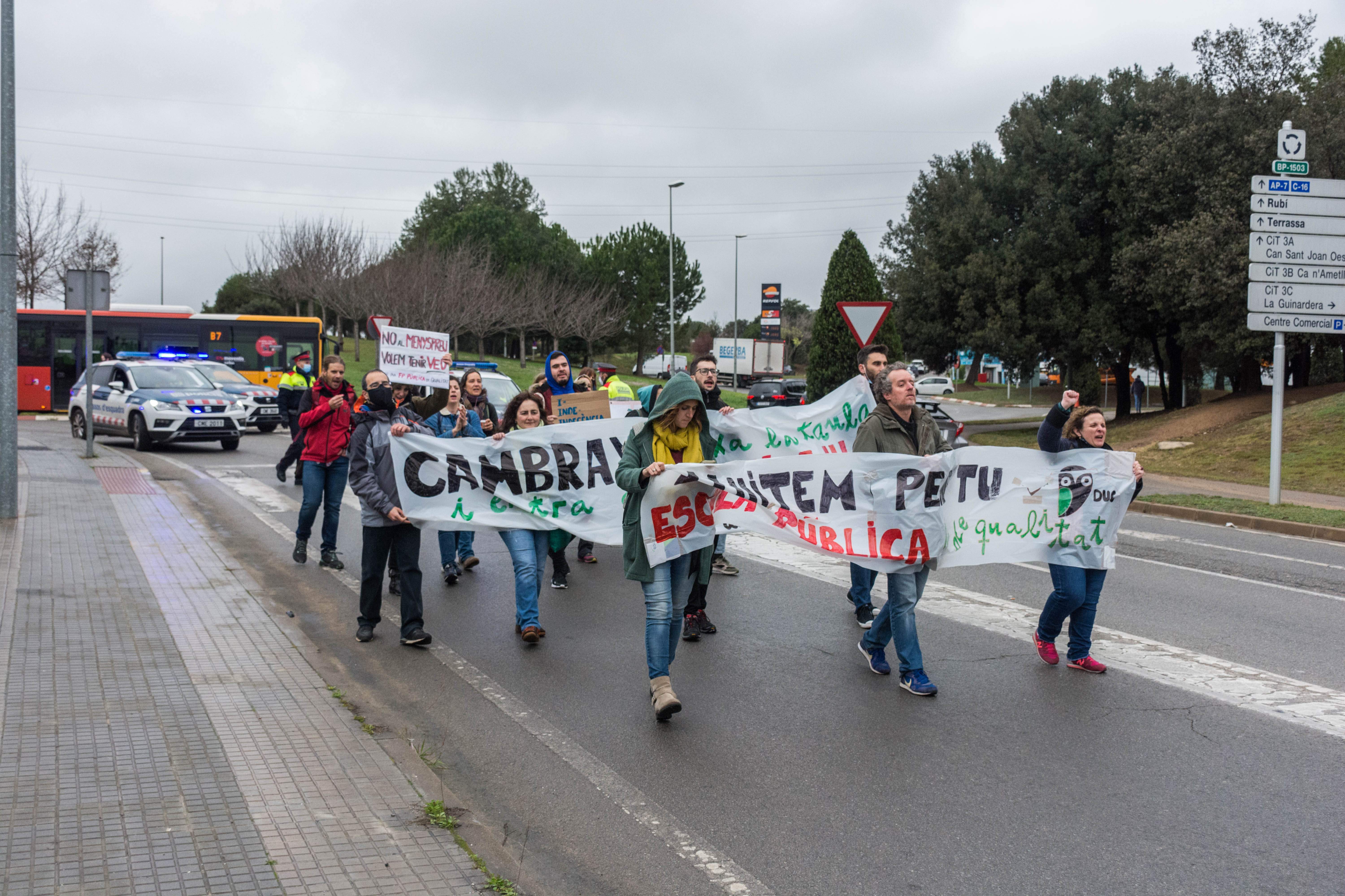Un centenar de persones es manifesten entre Sant Cugat i Rubí FOTO: Carmelo Jiménez