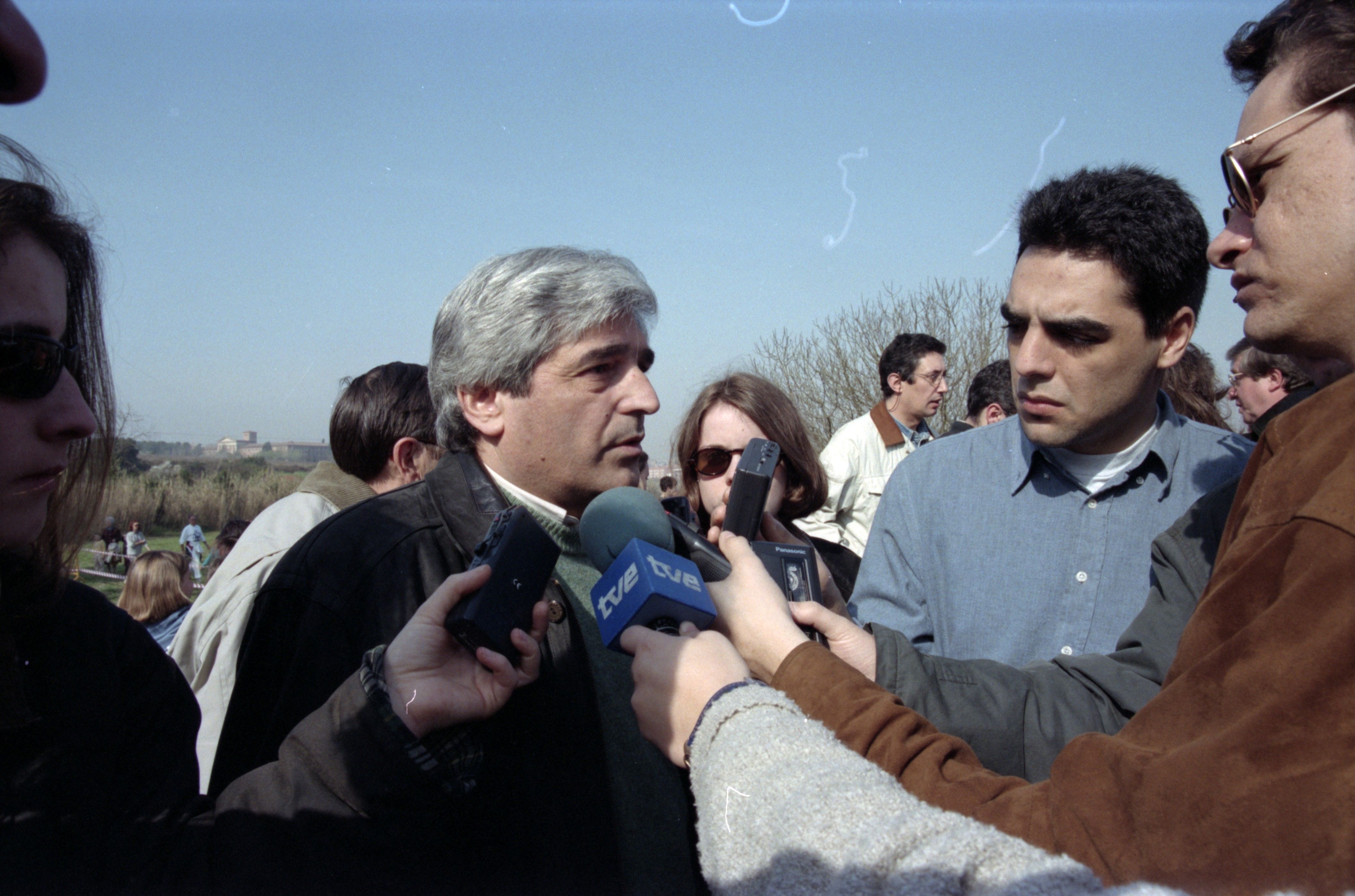 L'alcalde Aymerich en una roda de premsa al Pi d'en Xandri per Sant Medir. 3 de març de 1997. FOTO: Àlex Calsina (Fons Premsa local)