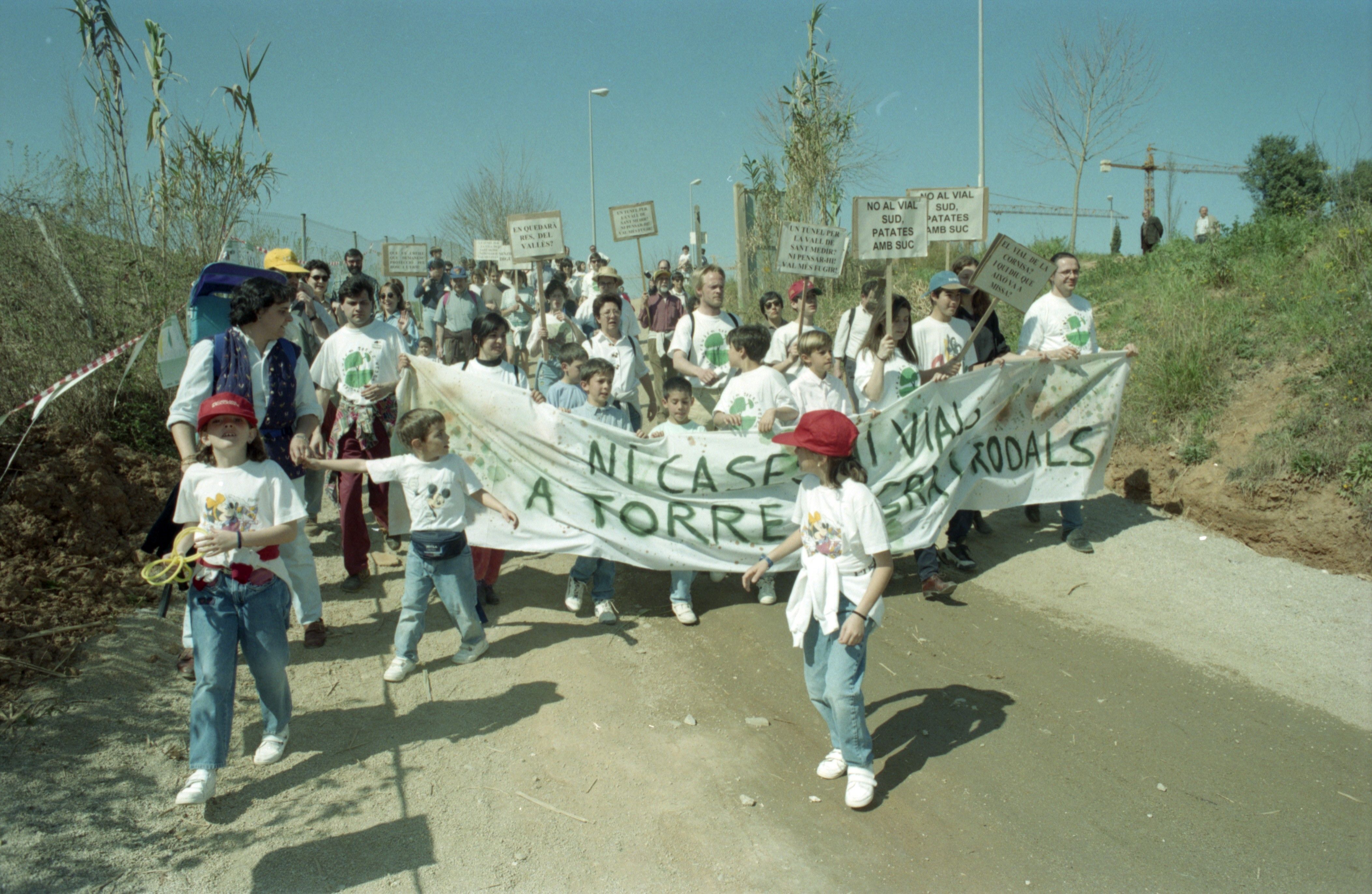 Marxa unitària per Torre Negra. 16 de març de 1997. FOTO: Xavier Larrosa (Fons Premsa local)