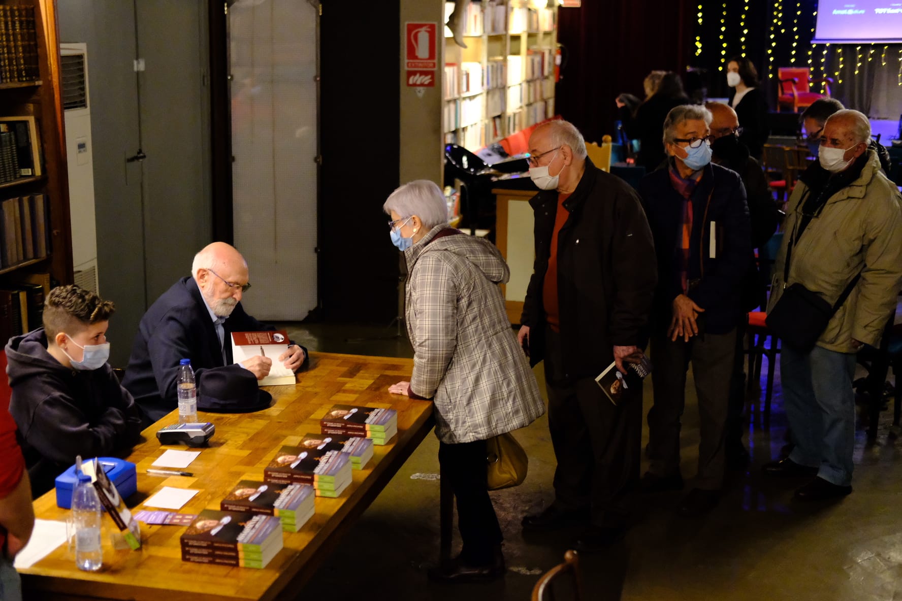 Eduard Jener ha firmat llibres a la presentació d'Assassinat a la Sala Capitular. FOTO: Ale Gómez