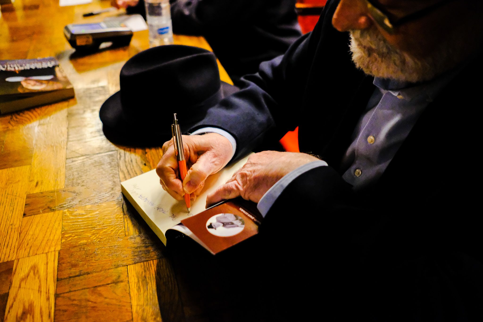 Eduard Jener ha firmat llibres al Siglo. FOTO: Ale Gómez