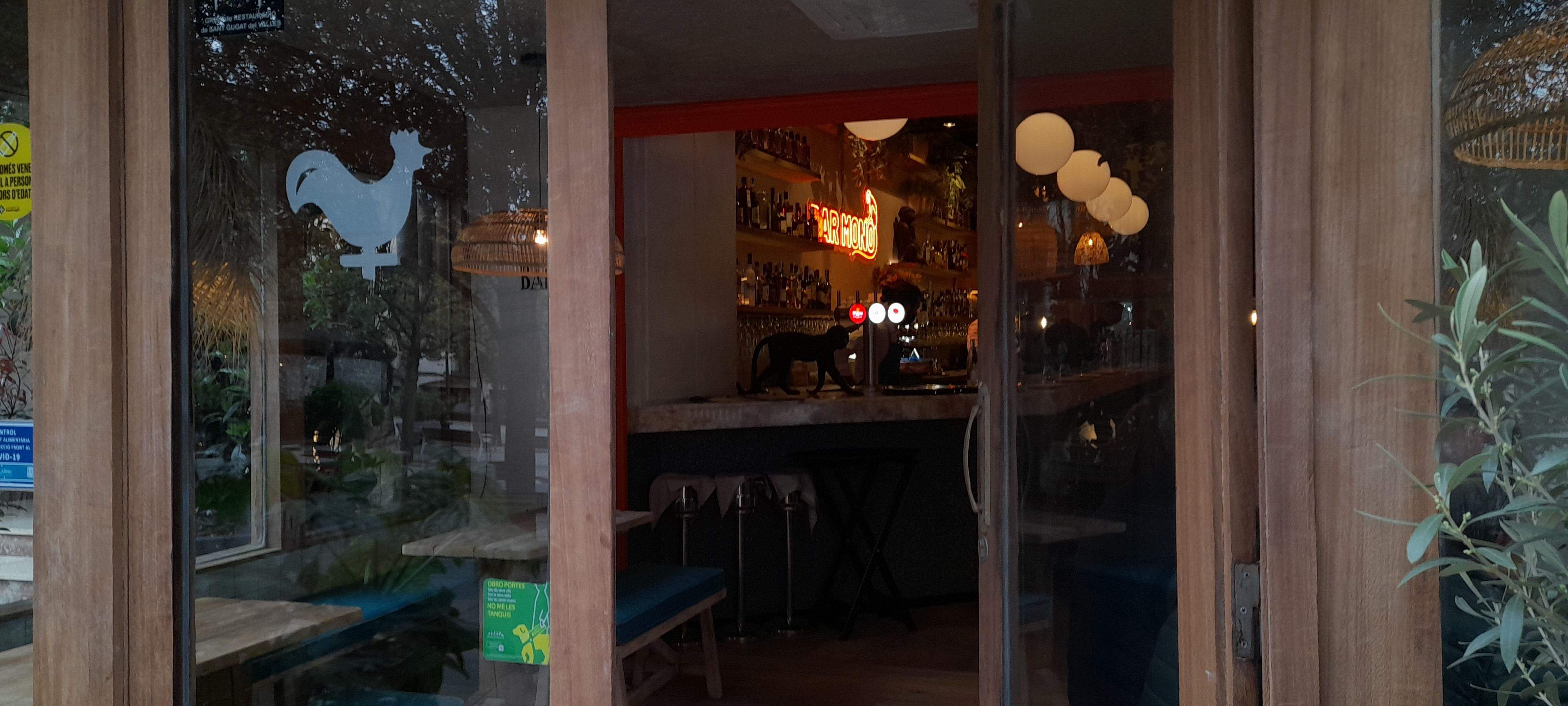 L'entrada al Bar Mono manté rètols de l'antic Mesón. FOTO: Cristina Cabasés