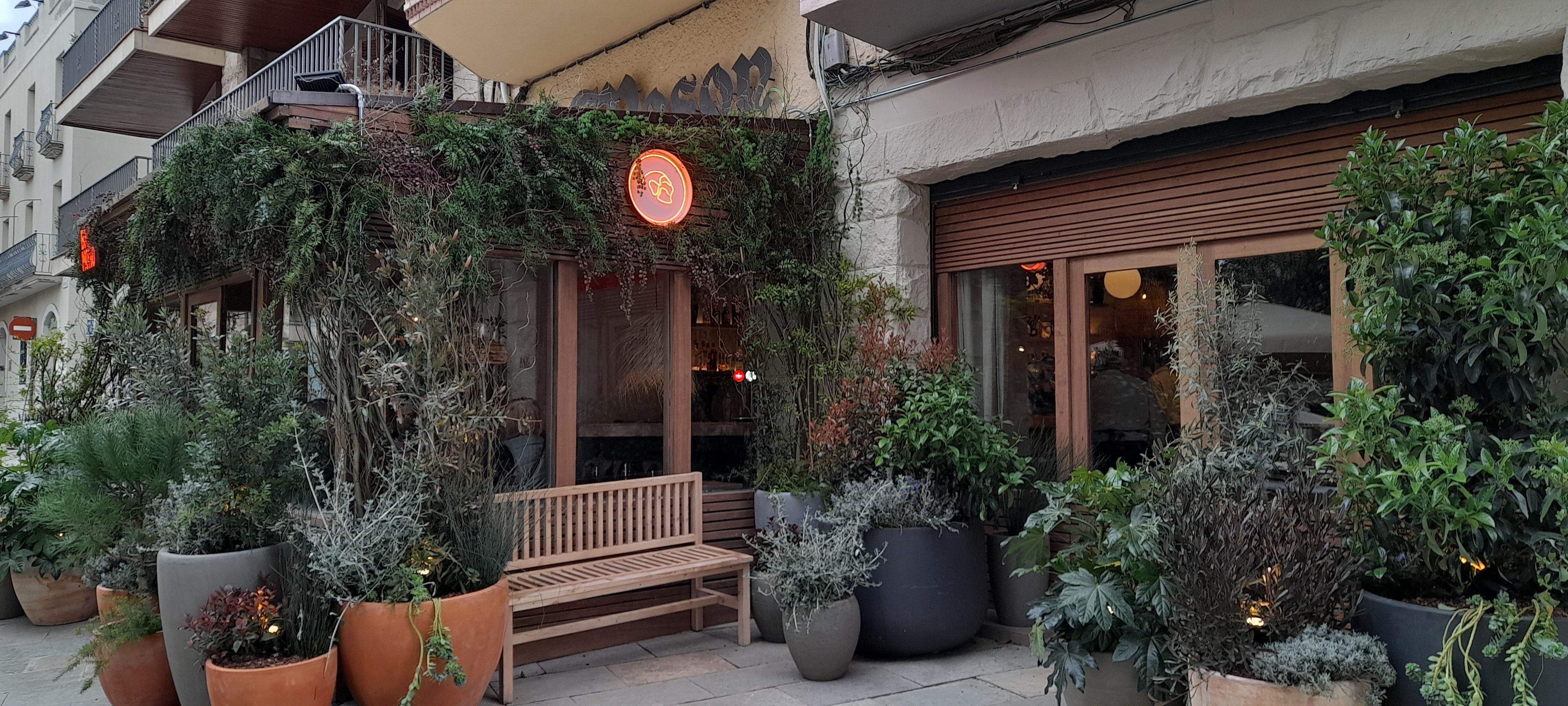 L'exterior del Bar Mono té un banc per seure. FOTO: Cristina Cabasés