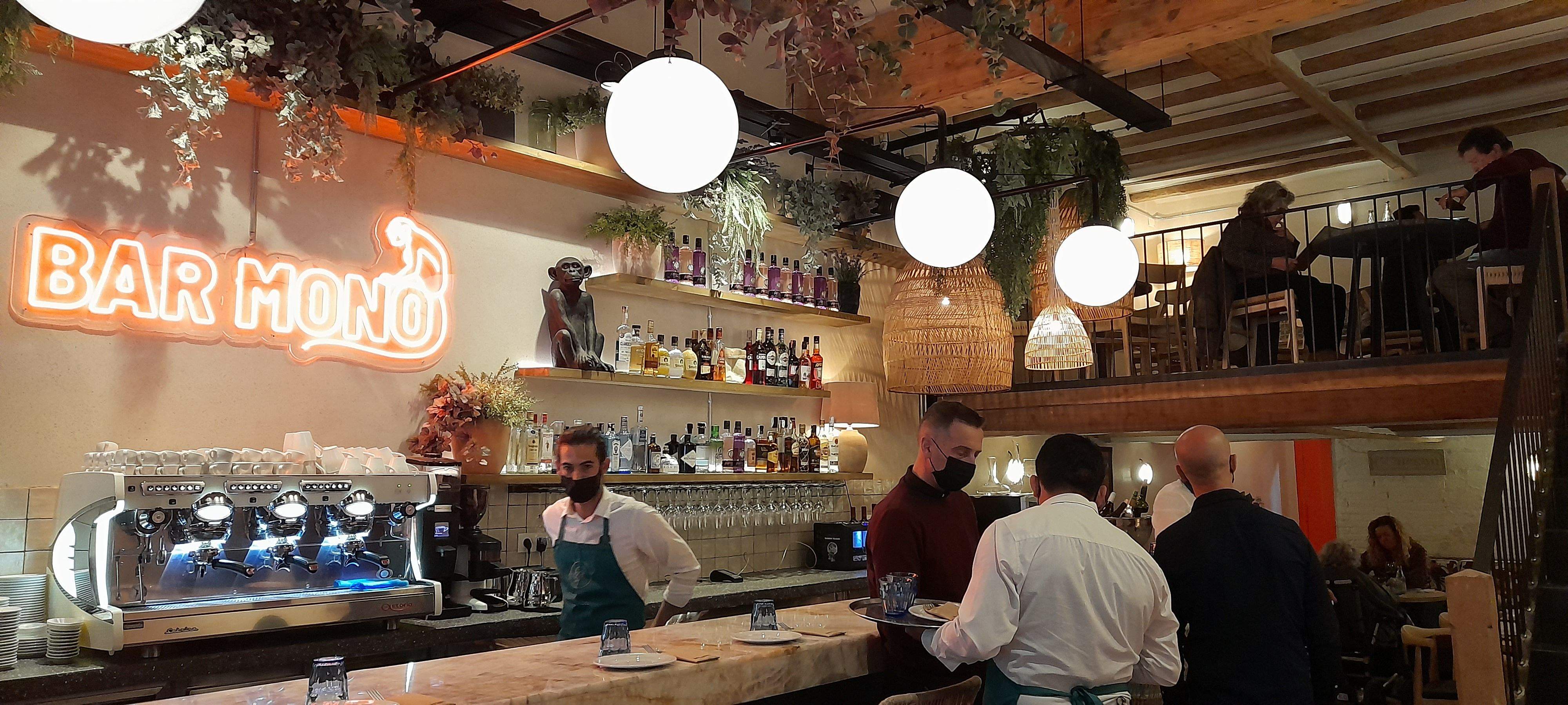 La barra del Bar Mono. FOTO: Cristina Cabasés