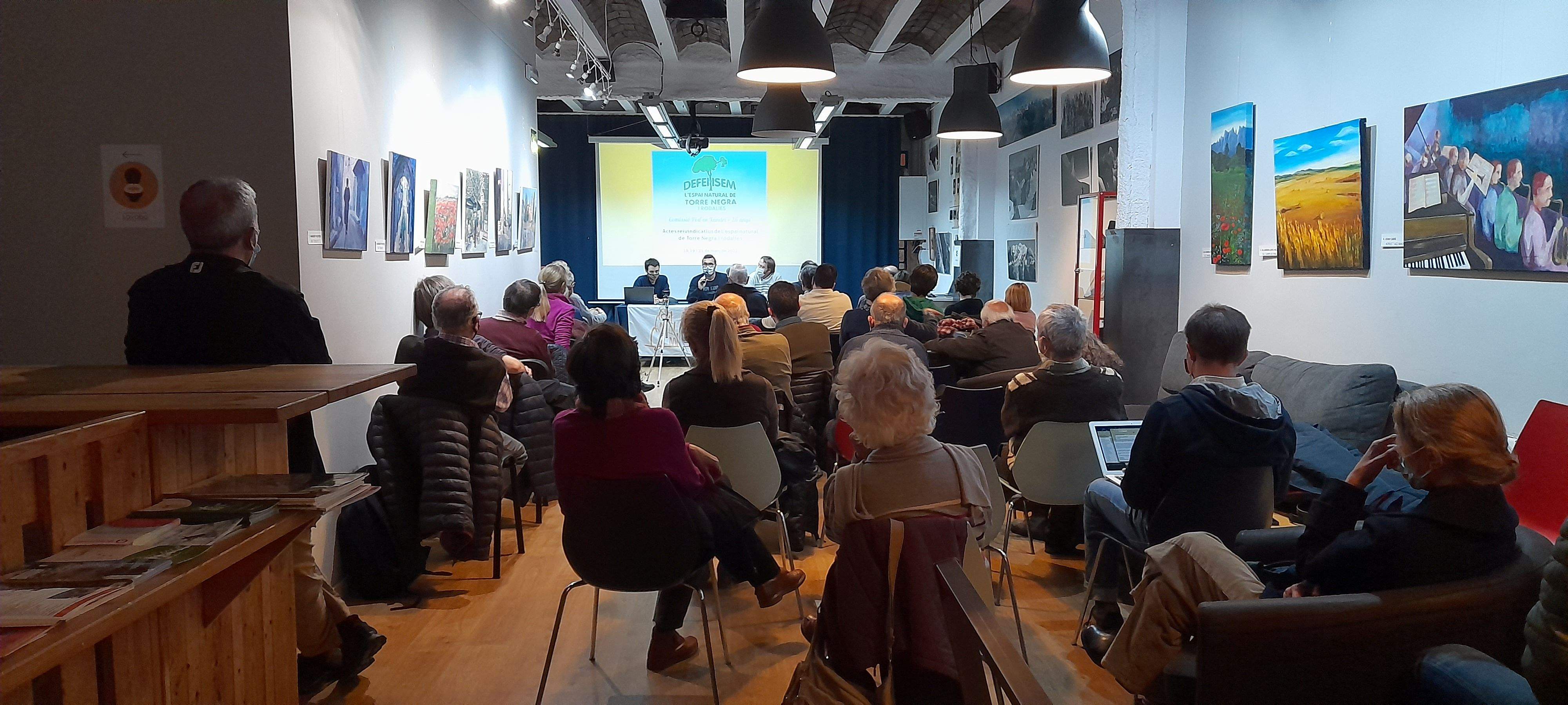El Club Muntanyenc ple de bat a bat pel debat per la preservació de Torre Negra. FOTO: Cristina Cabasés