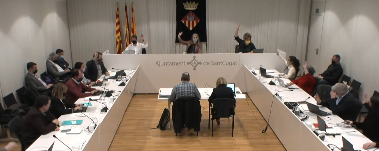 Moment de la votació de la nova licitació del servei d'atenció a domicili (SAD) al Ple de Sant Cugat. FOTO: Ajuntament