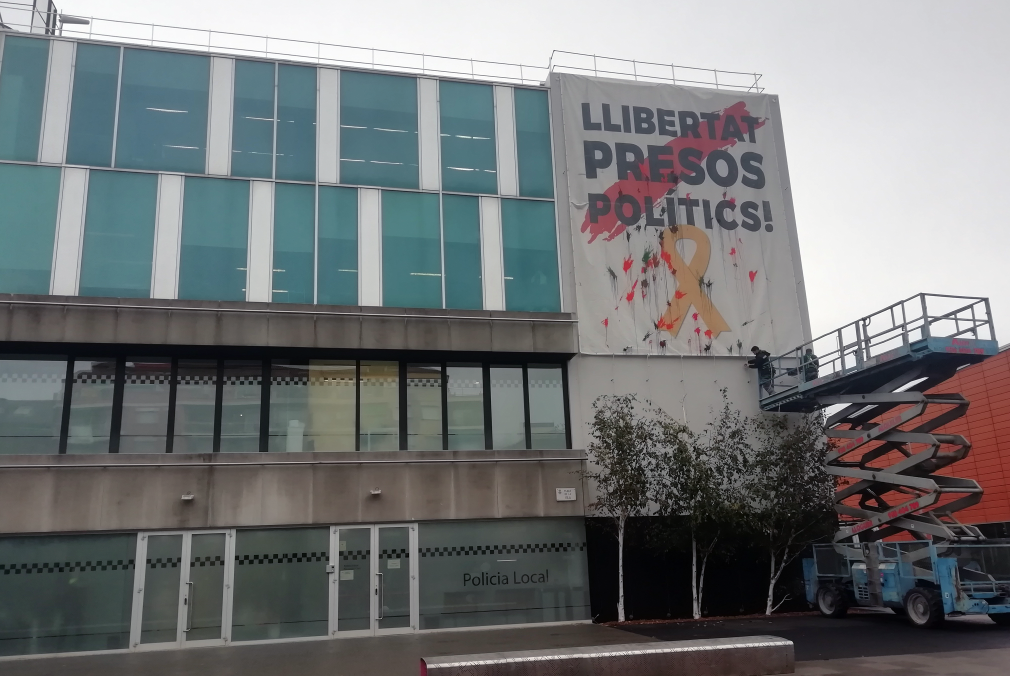 La pancarta que hi havia a la façana de l'ajuntament FOTO: Arxiu 