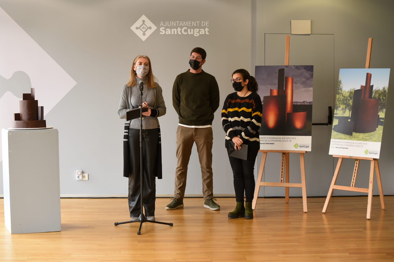 Presentació del monument amb Mireia Ingla, l'artista Gerard Vilardebò i Esther Madrona FOTO: Ajuntament