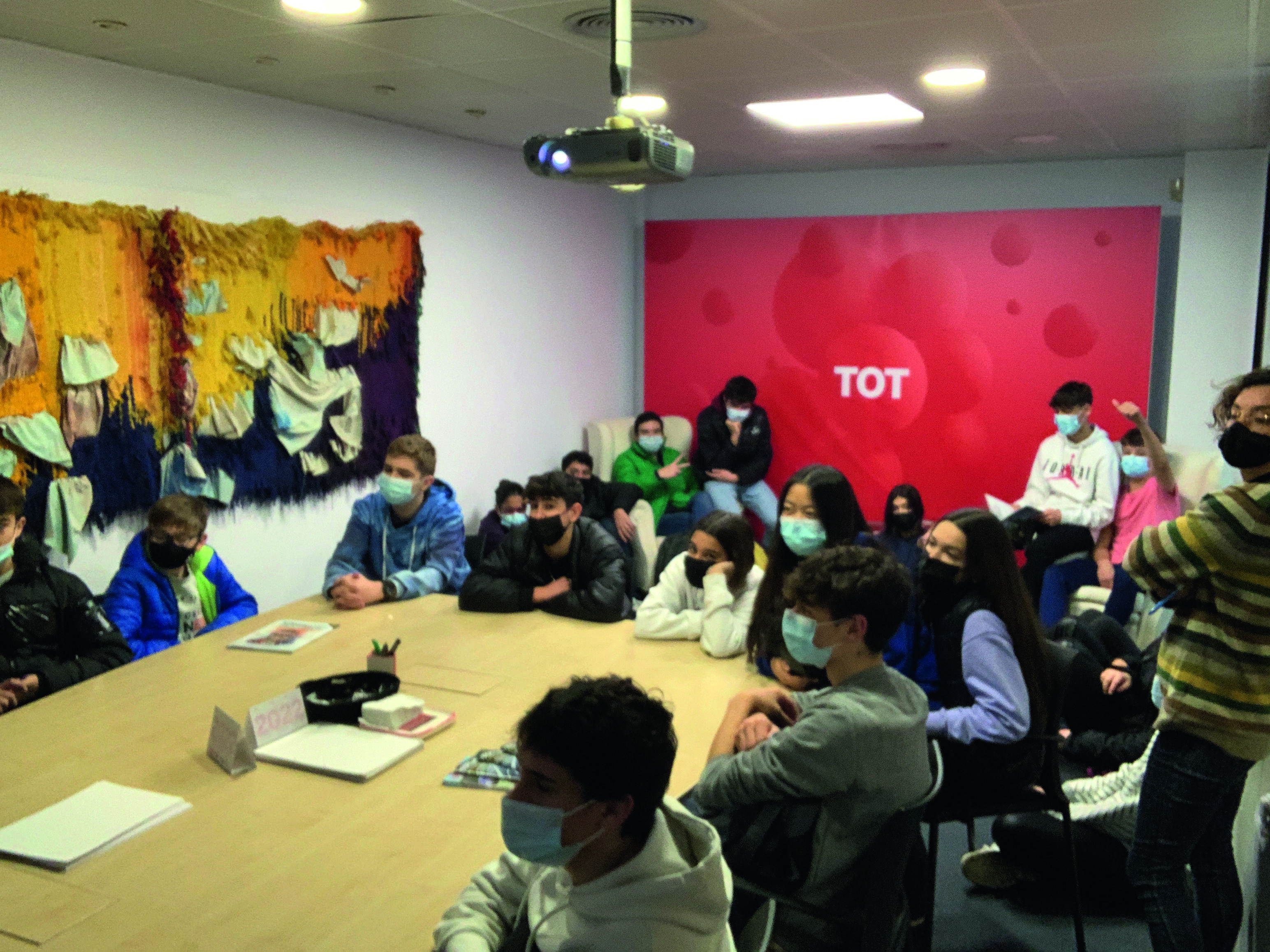 Els alumnes aprenen com funciona el TOT. FOTO: Xavi Grau