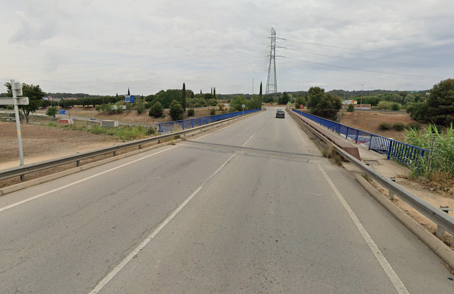 El pas per bicis i vianants entre Volpelleres i Sant Joan actualment es fa per la calçada FOTO: Google Maps