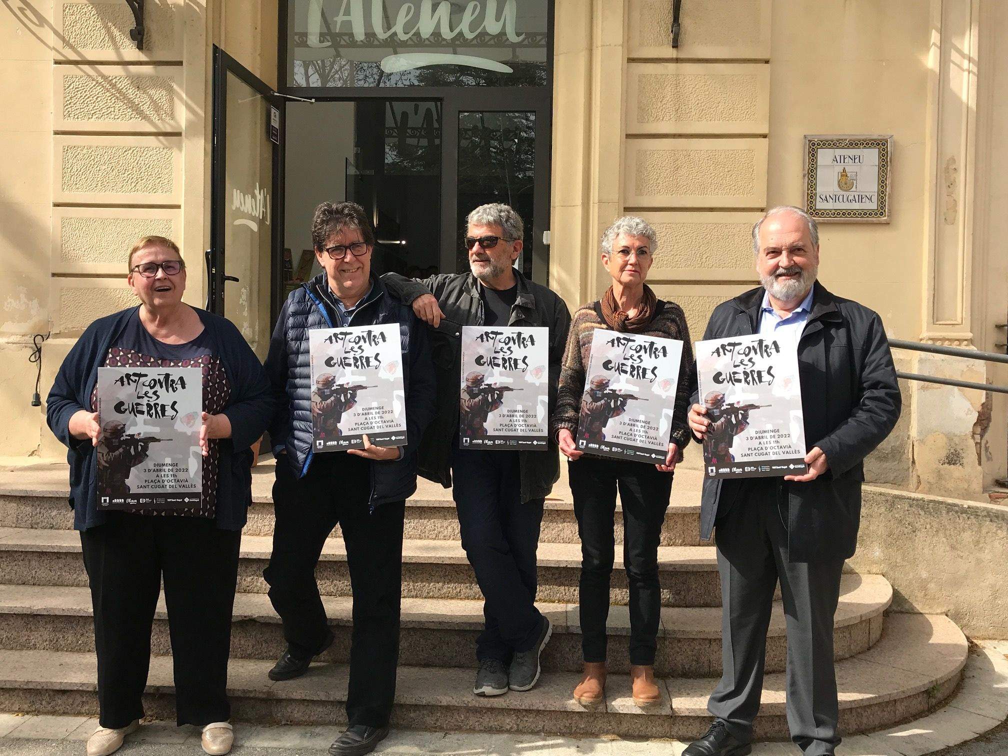 Dolors Vilarasau, Jesús Ángel Prieto, Àlvar Roda, Neus Sotomayor i Josep Ferré, d'esquerra a dreta, en la presentació d'Art contra les Guerres. FOTO: Nielo Ballart