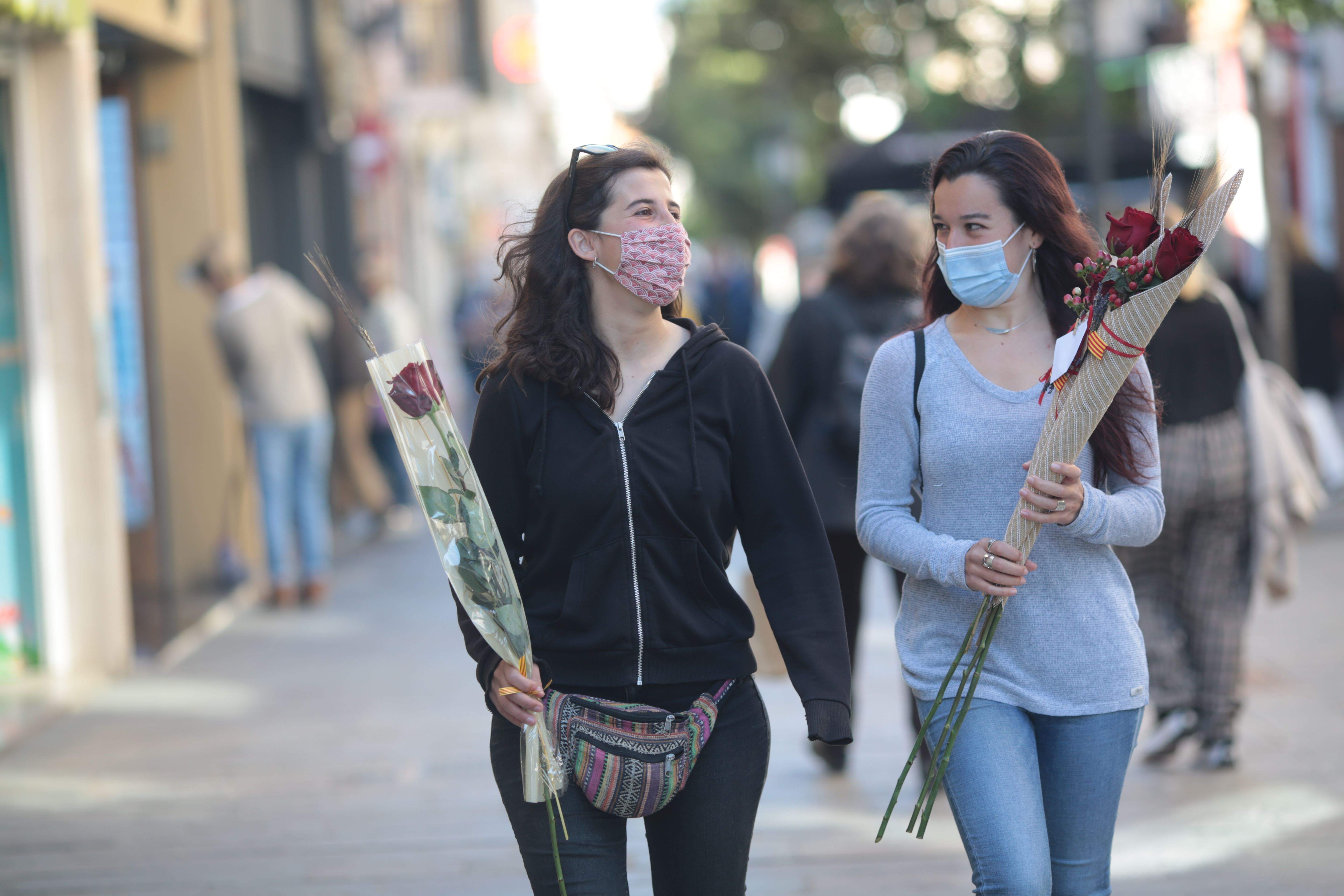 "Per Sant Jordi volem rosa, llibre i polvo" és el lema de la jornada. FOTO: Artut Ribera