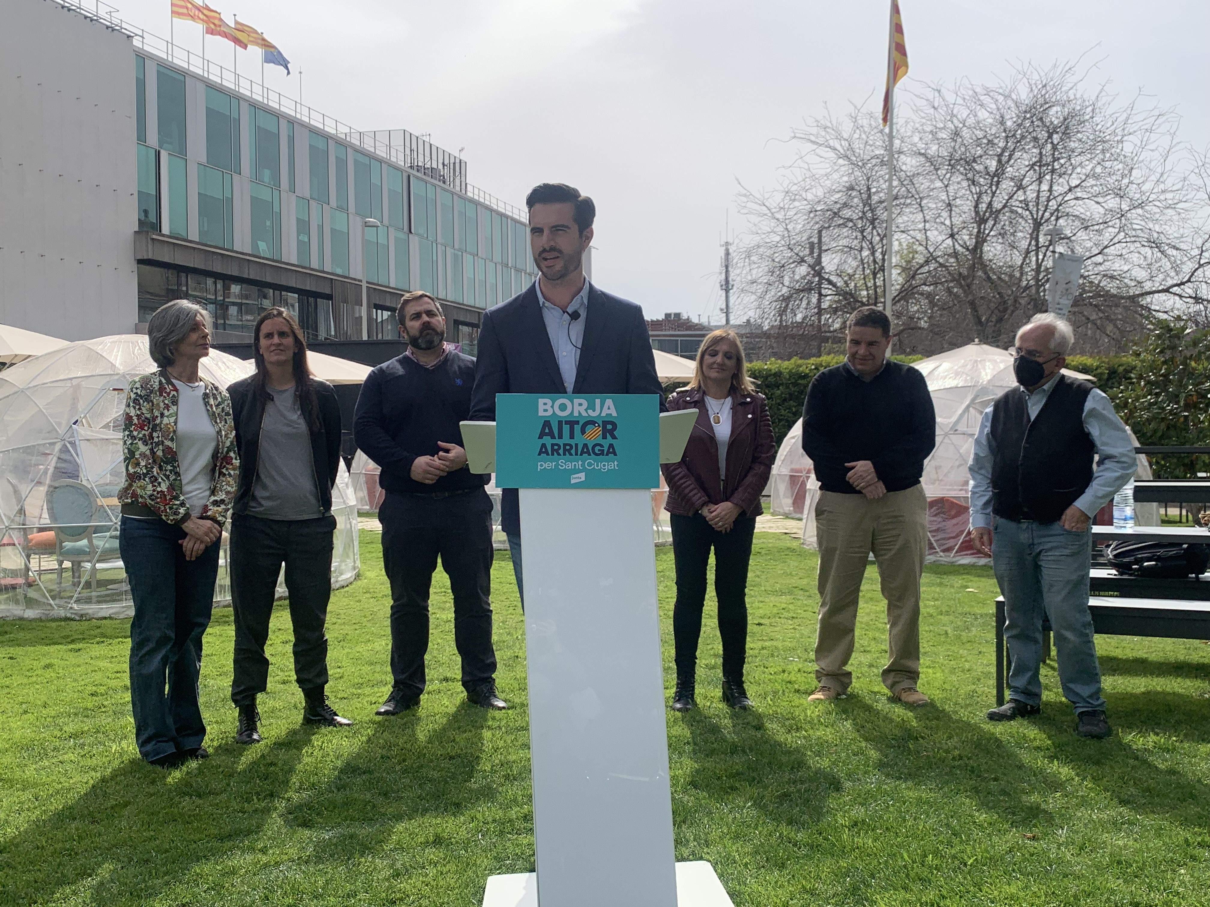 Aitor Arriaga amb alguns dels regidors de Junts per Sant Cugat FOTO: Àgata Guinó