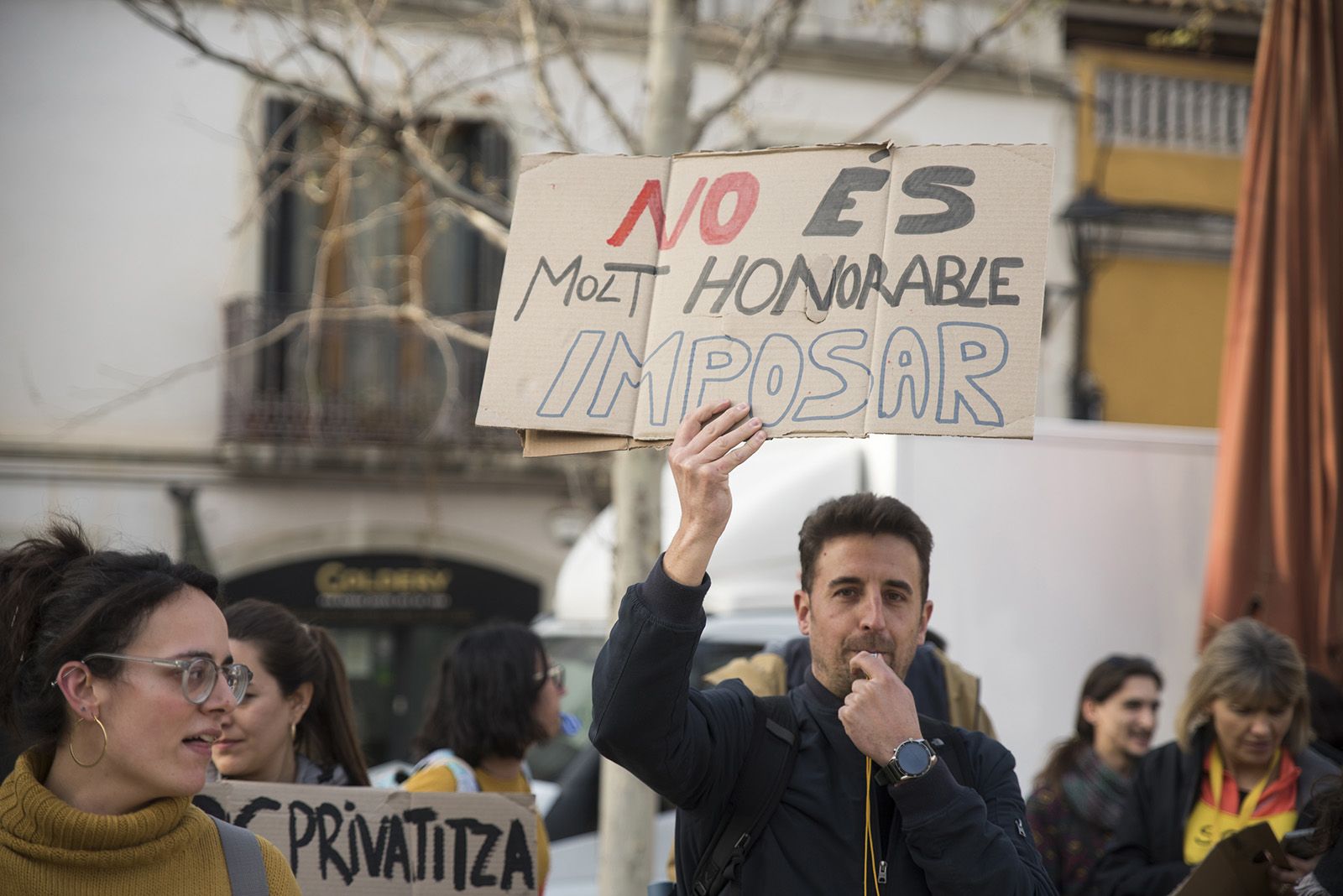 Protesta de docents davant del president Aragonès pels canvis en educació. FOTO: Bernat Millet.