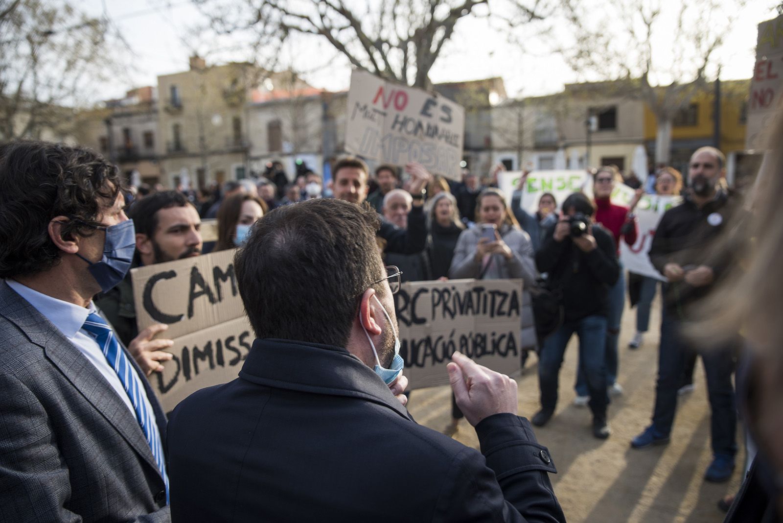 Protesta de docents davant del president Aragonès pels canvis en educació. FOTO: Bernat Millet.