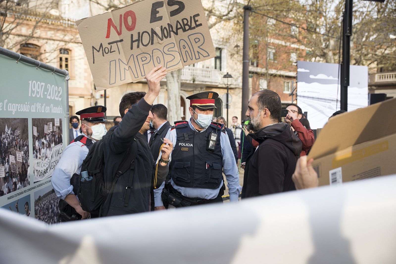 Protesta de docents davant del president Aragonès pels canvis en educació. FOTO: Bernat Millet.