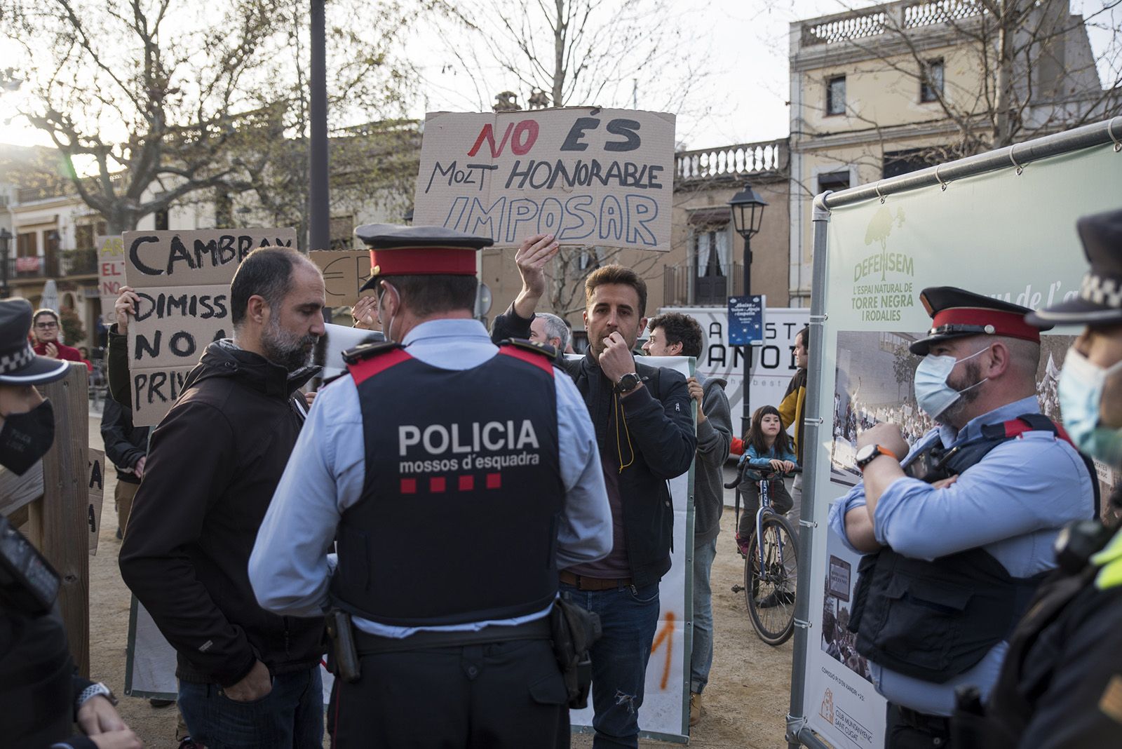 Protesta de docents davant del president Aragonès pels canvis en educació. FOTO: Bernat Millet.