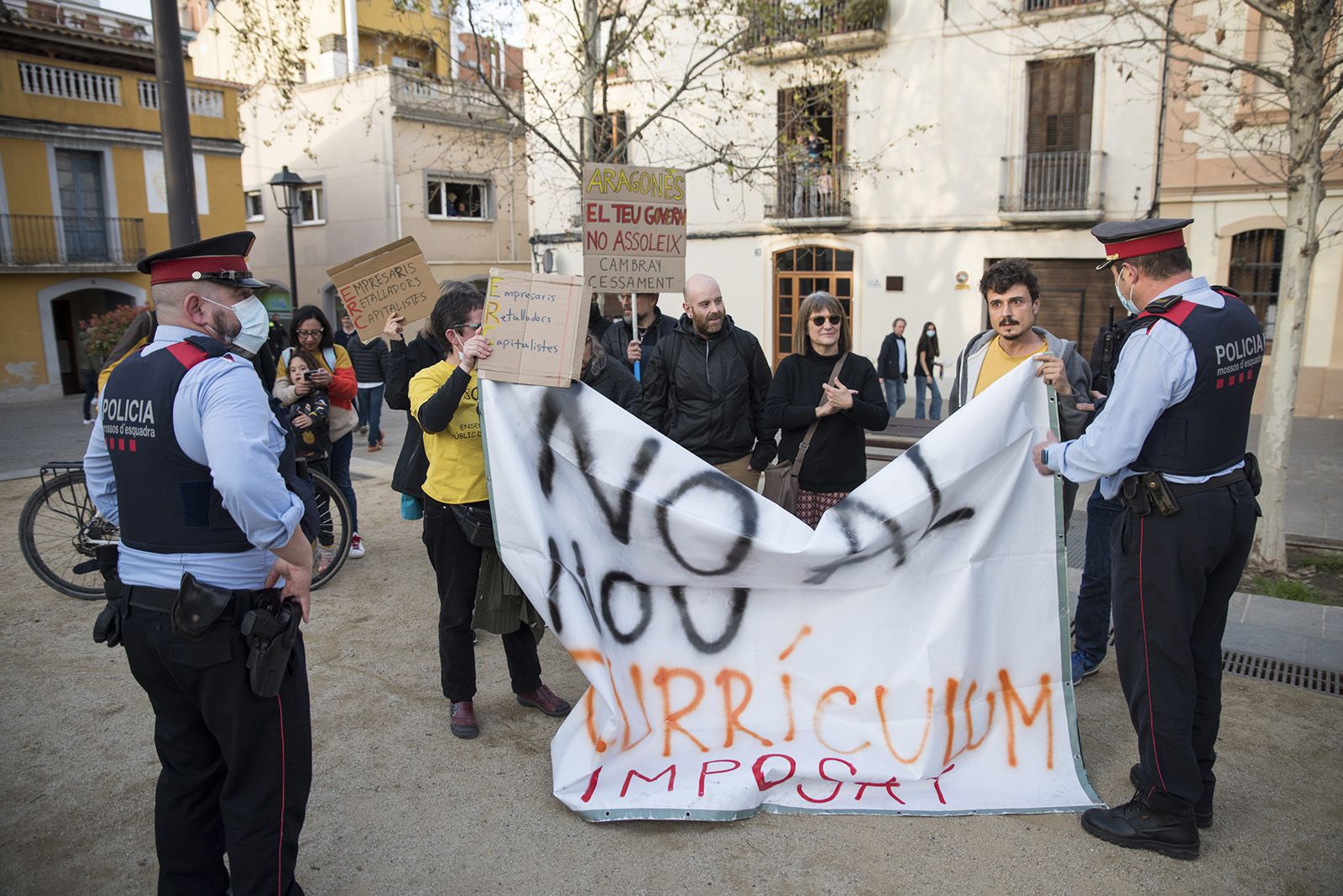 Protesta de docents davant del president Aragonès pels canvis en educació. FOTO: Bernat Millet.