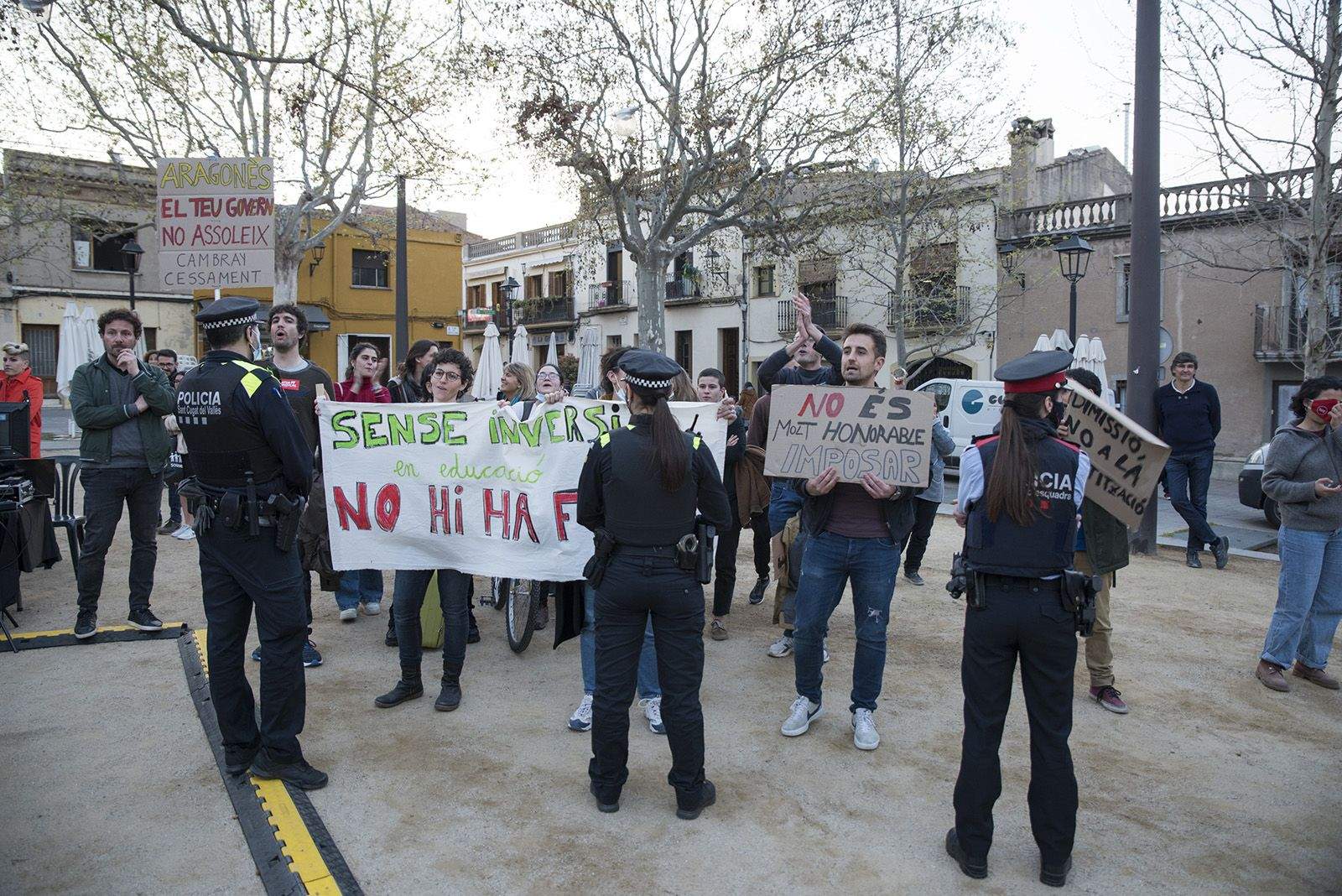 Protesta de docents davant del president Aragonès pels canvis en educació. FOTO: Bernat Millet.