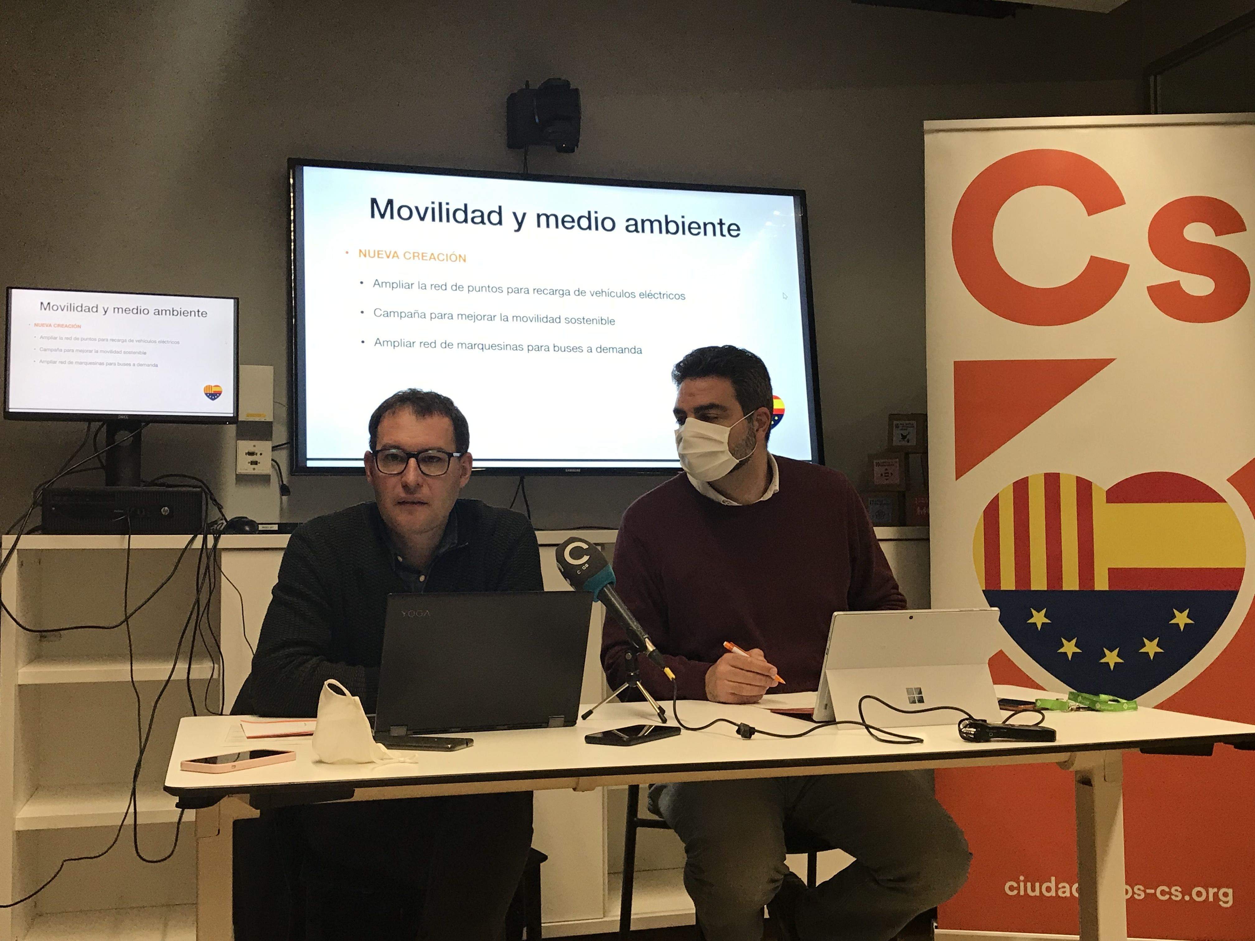 Sergio Blázquez i Aldo Ciprian, d'esquerra a dreta, regidors de Ciutadans de Sant Cugat, han presentat les esmenes al pressupost municipal. FOTO: Nielo Ballart