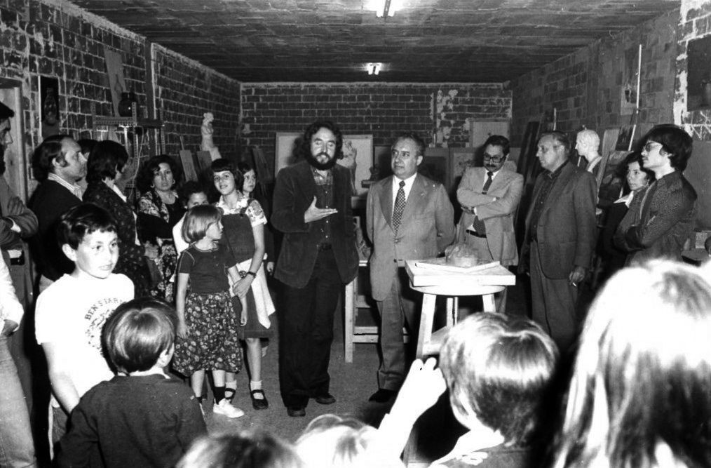 L’alcalde, Llatjos Garcia, i el director, Josep Canals, al carrer del Vallès. FOTO: Arxiu de l'EAD