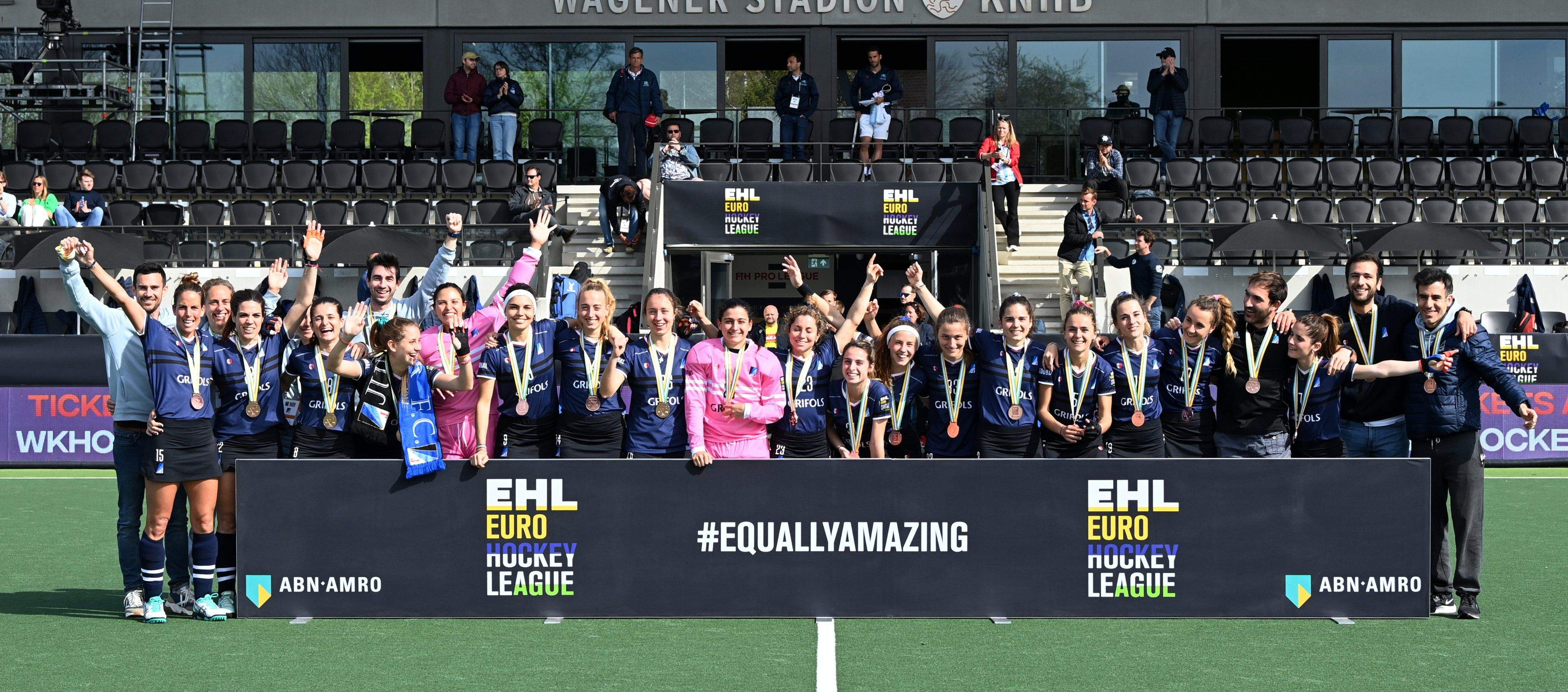 Foto d'equip del Junior FC amb la medalla de bronze FOTO: Euro Hockey League