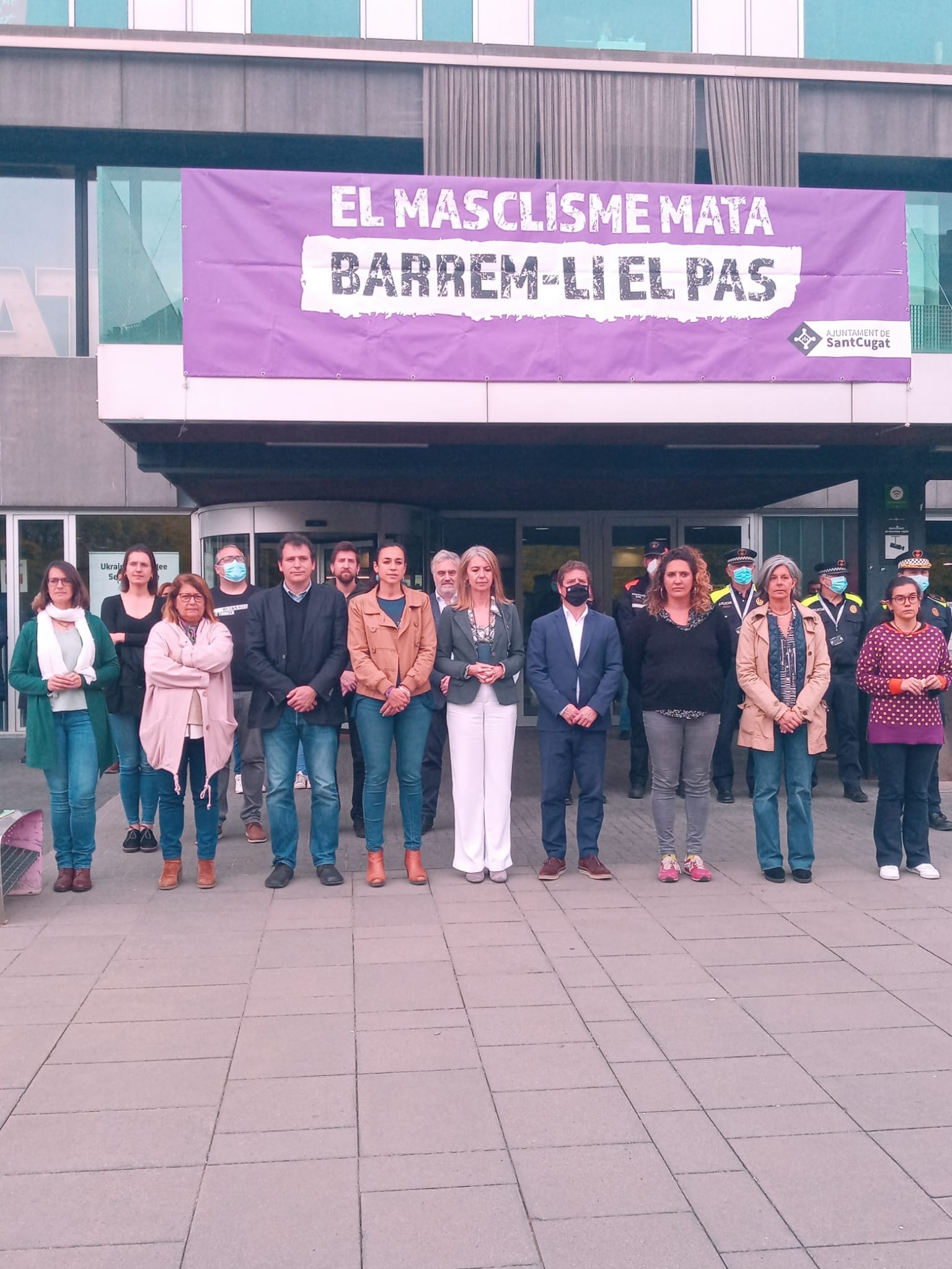 Minut de silenci de l'Ajuntament per un assassinat masclista a Vilanova del Camí. FOTO: Ajuntament