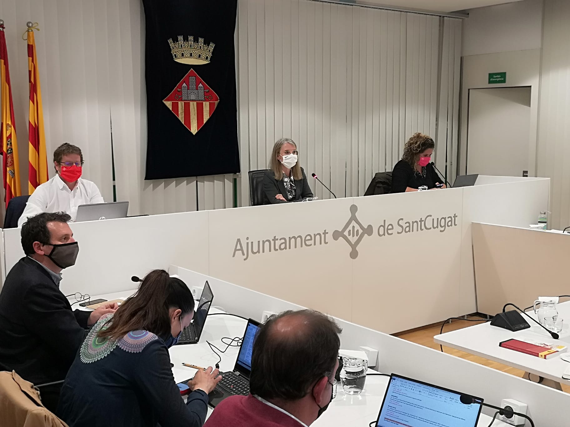 A dalt, el tinent d'alcaldia d'Hisenda, Pere Soler; l'alcaldessa, Mireia Ingla; i la tinenta d'alcaldia de Drets Socials, Núria Gibert FOTO: Ajuntament de Sant Cugat