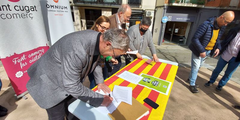 Ramon Grau, president de Totmedia, signant el conveni per la promoció del català als comerços. FOTO: TOT