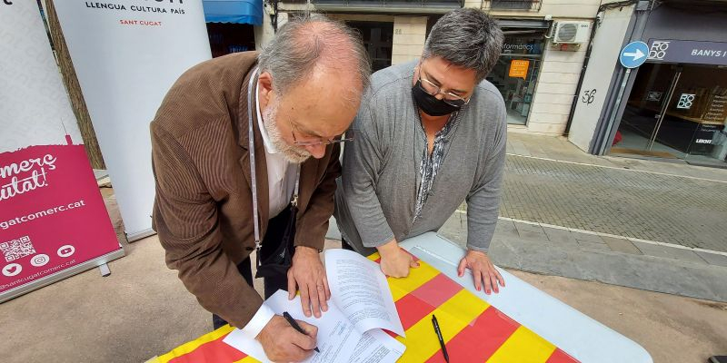 Jaume Algerri, president d'Òmnium Sant Cugat, signant el conveni per la promoció del català als comerços. FOTO: TOT