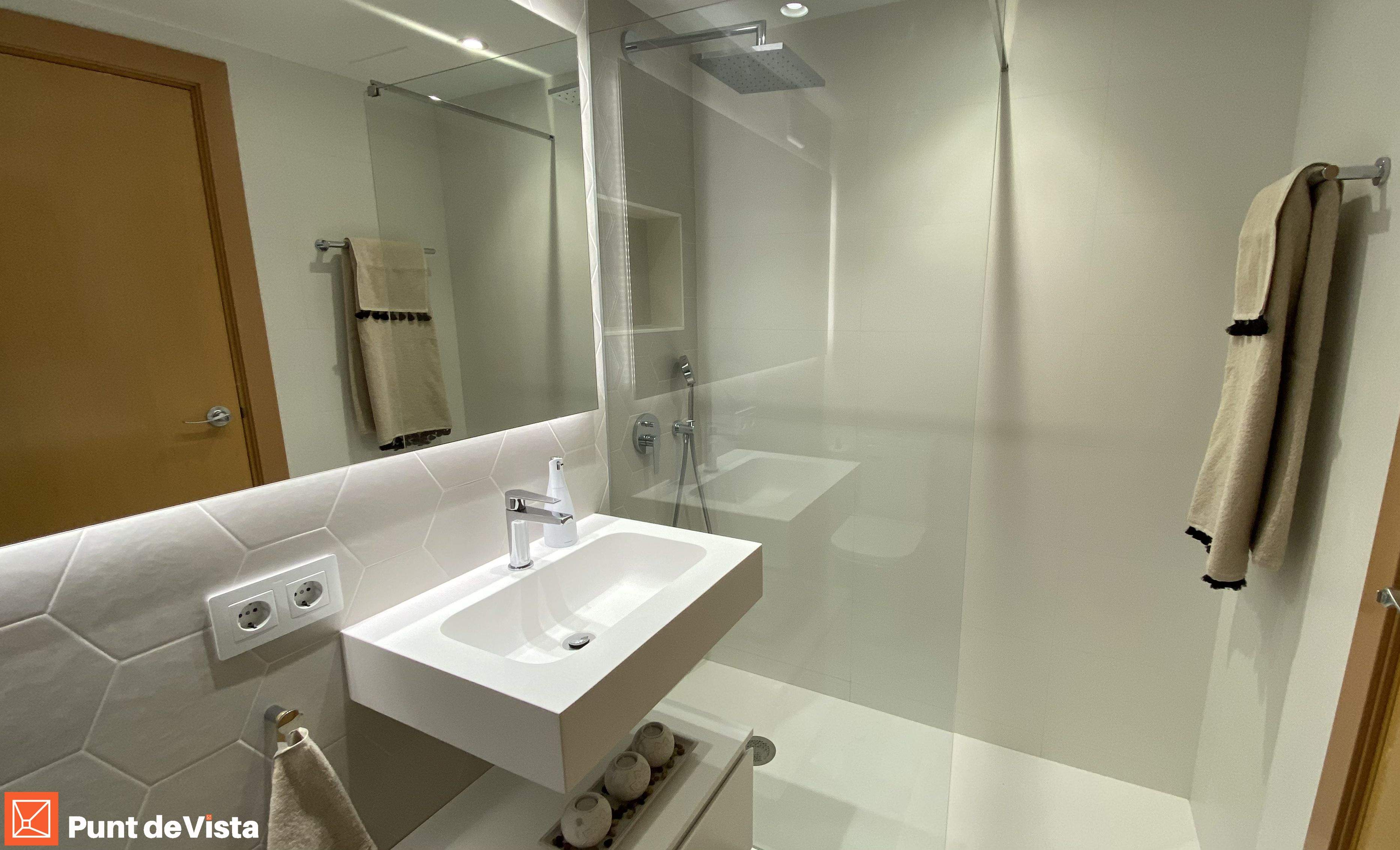  Remodelació d’un bany a Barcelona amb els materials d’Argenta, Roca i Unibaño