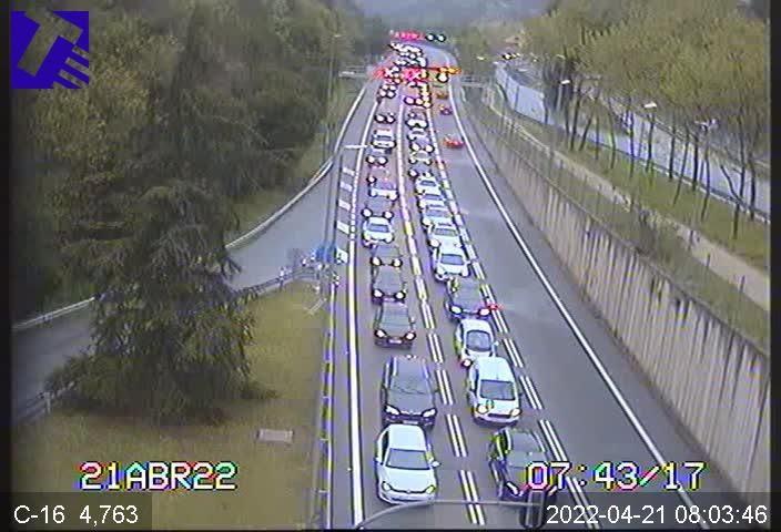 Retencions als Túnels de Vallvidrera, abans de Barcelona. Imatge d'arxiu. FOTO: Trànsit